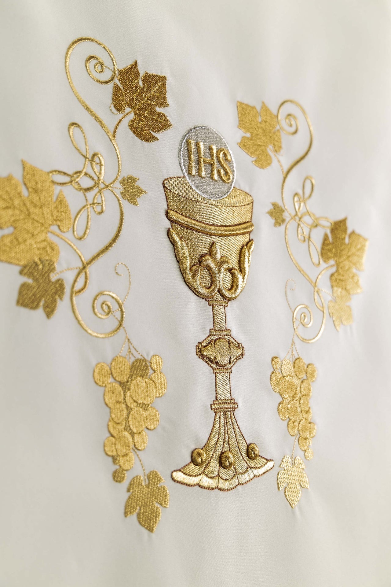 Serweta na lektorium z haftowanym motywem kielicha ecru - alba.pl