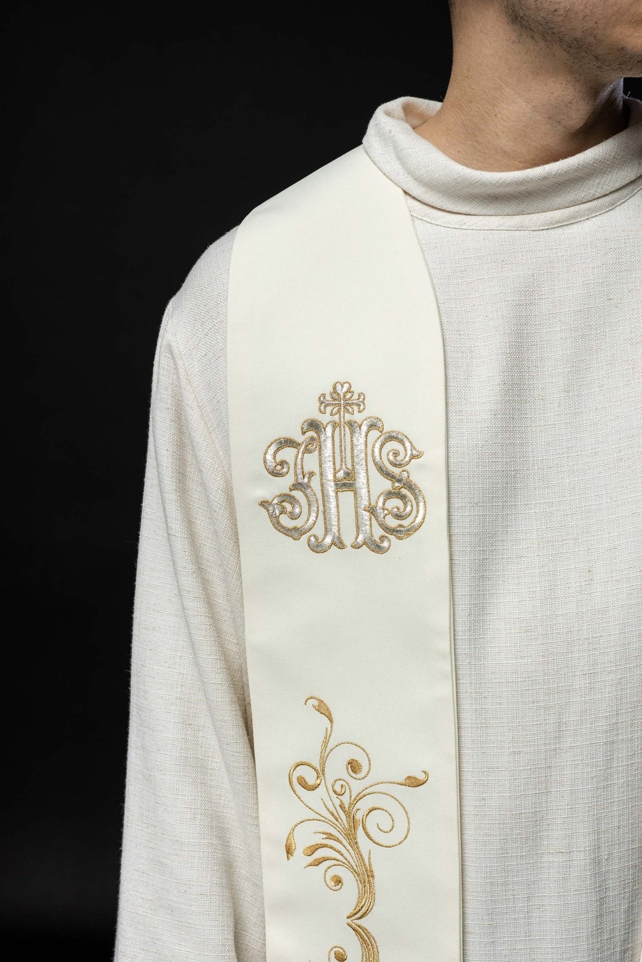Stuła Haftowana IHS Ecru - Elegancka Szata Liturgiczna - alba.pl