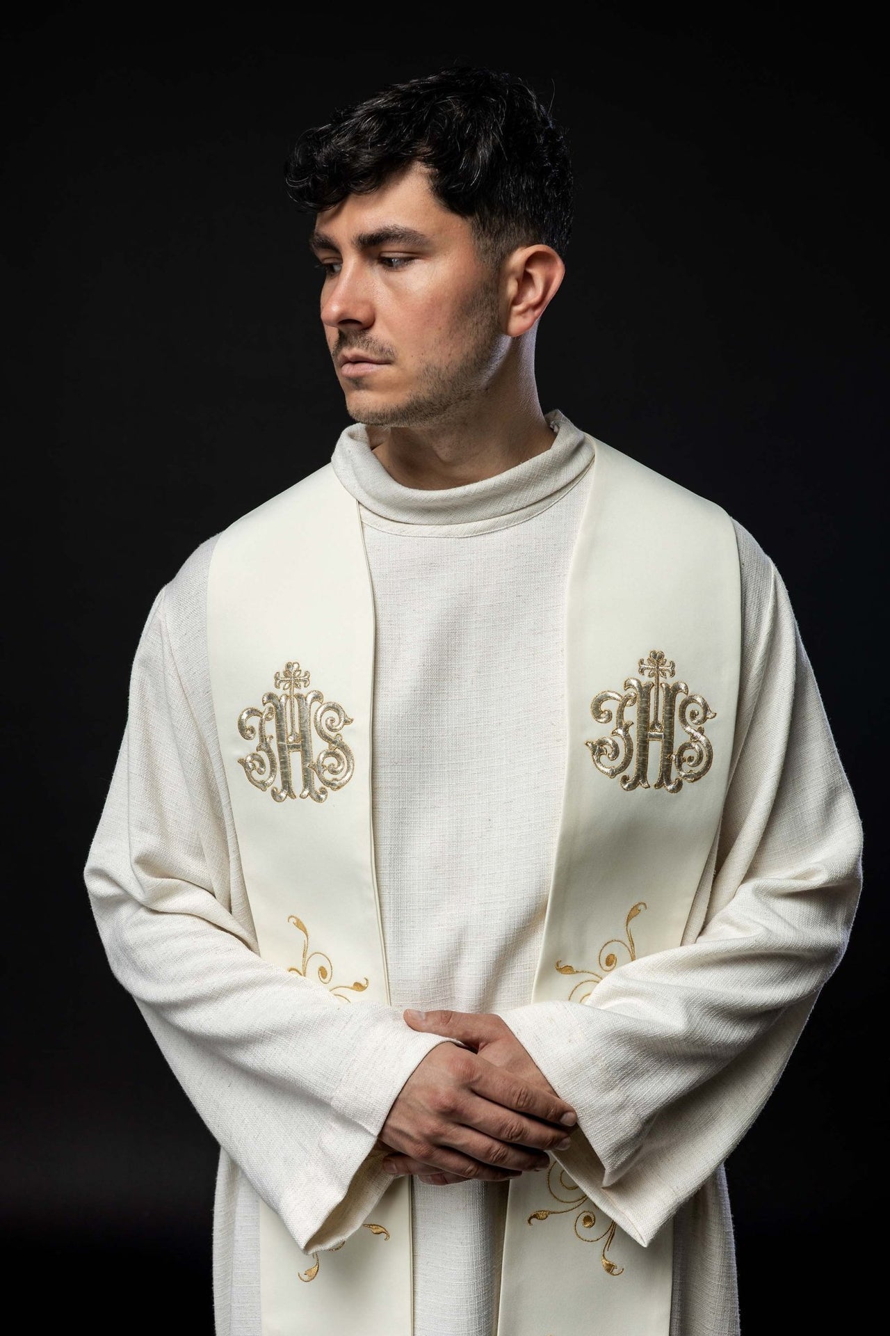Stuła Haftowana IHS Ecru - Elegancka Szata Liturgiczna - alba.pl