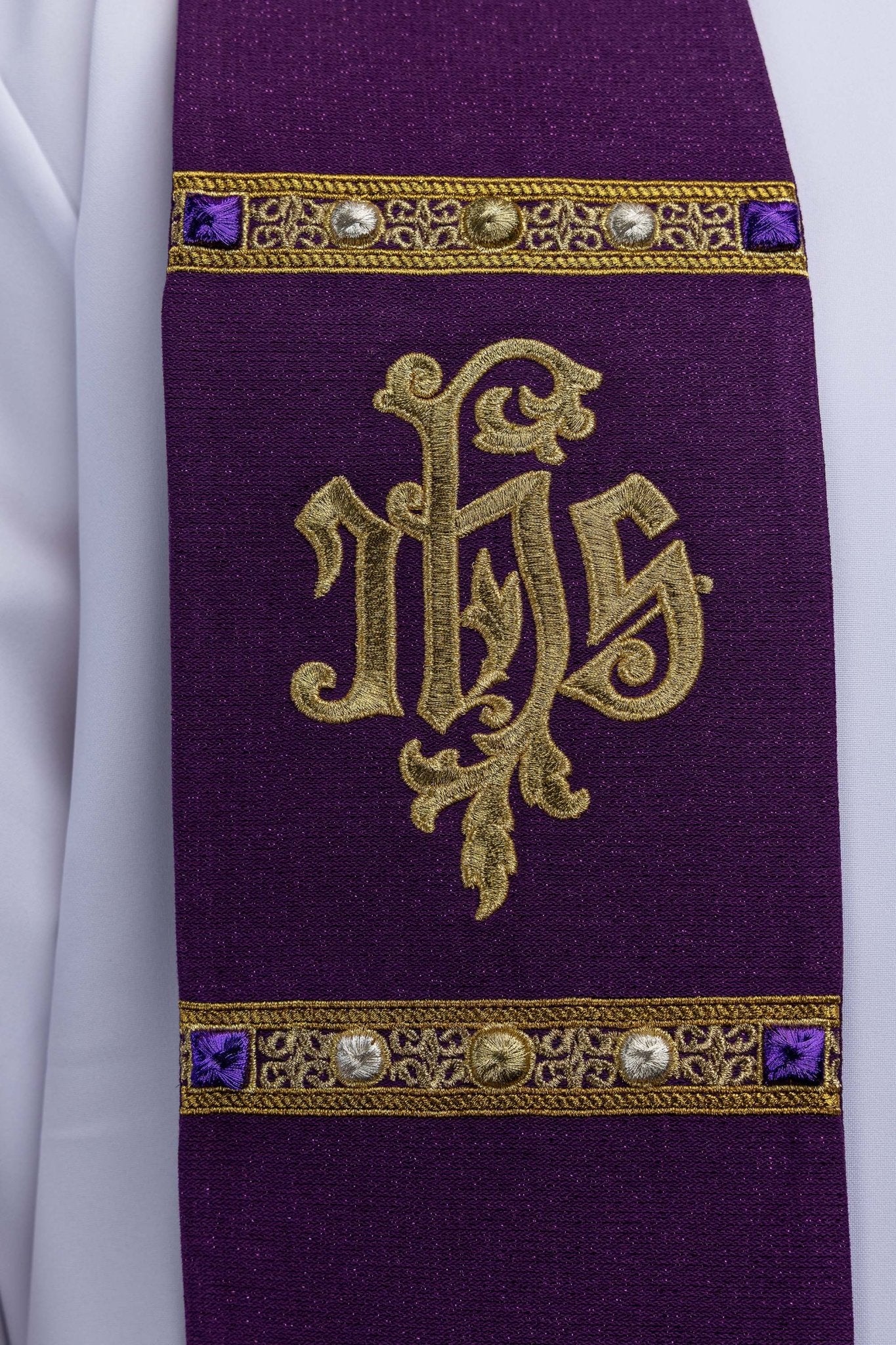 Stuła haftowana na adwent uszyta na błyszczącej tkaninie - alba.pl