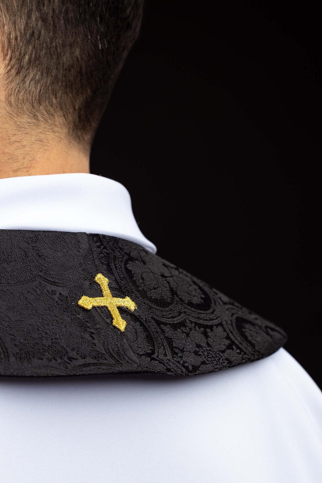 Stuła haftowana z motywem krzyża czarna z tkaniny żakardowej - alba.pl