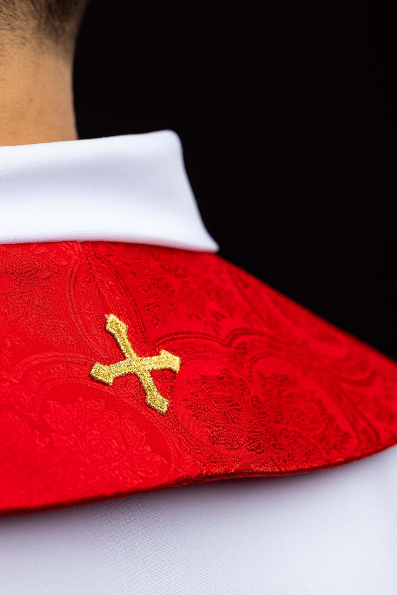 Stuła haftowana z motywem Krzyża czerwona tkanina żakardowa - alba.pl