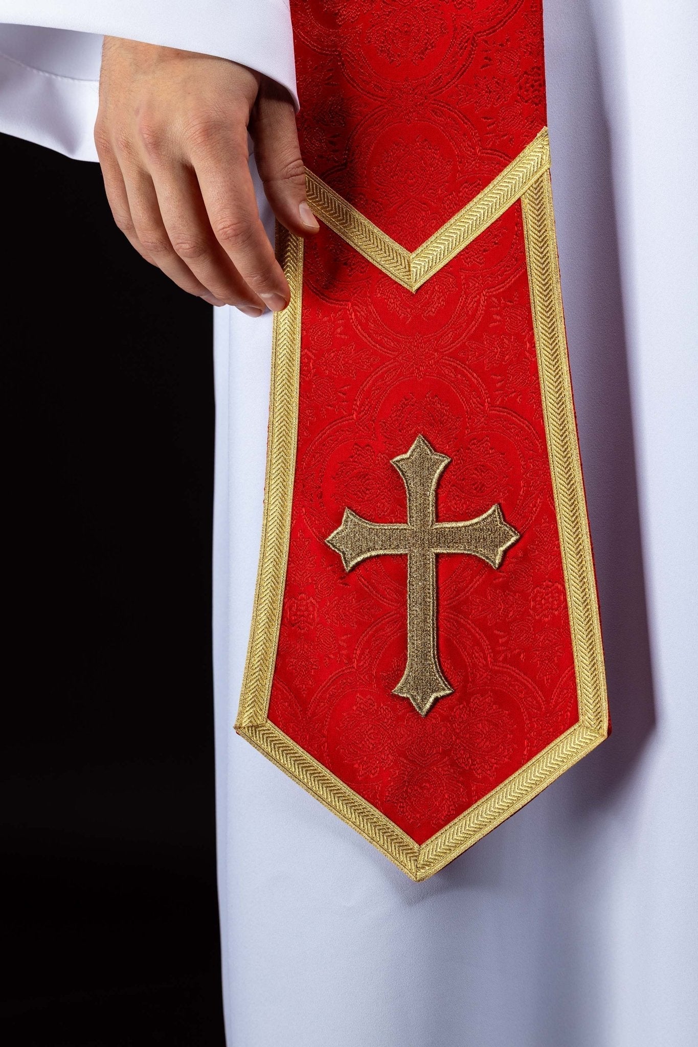 Stuła haftowana z motywem Krzyża czerwona tkanina żakardowa - alba.pl