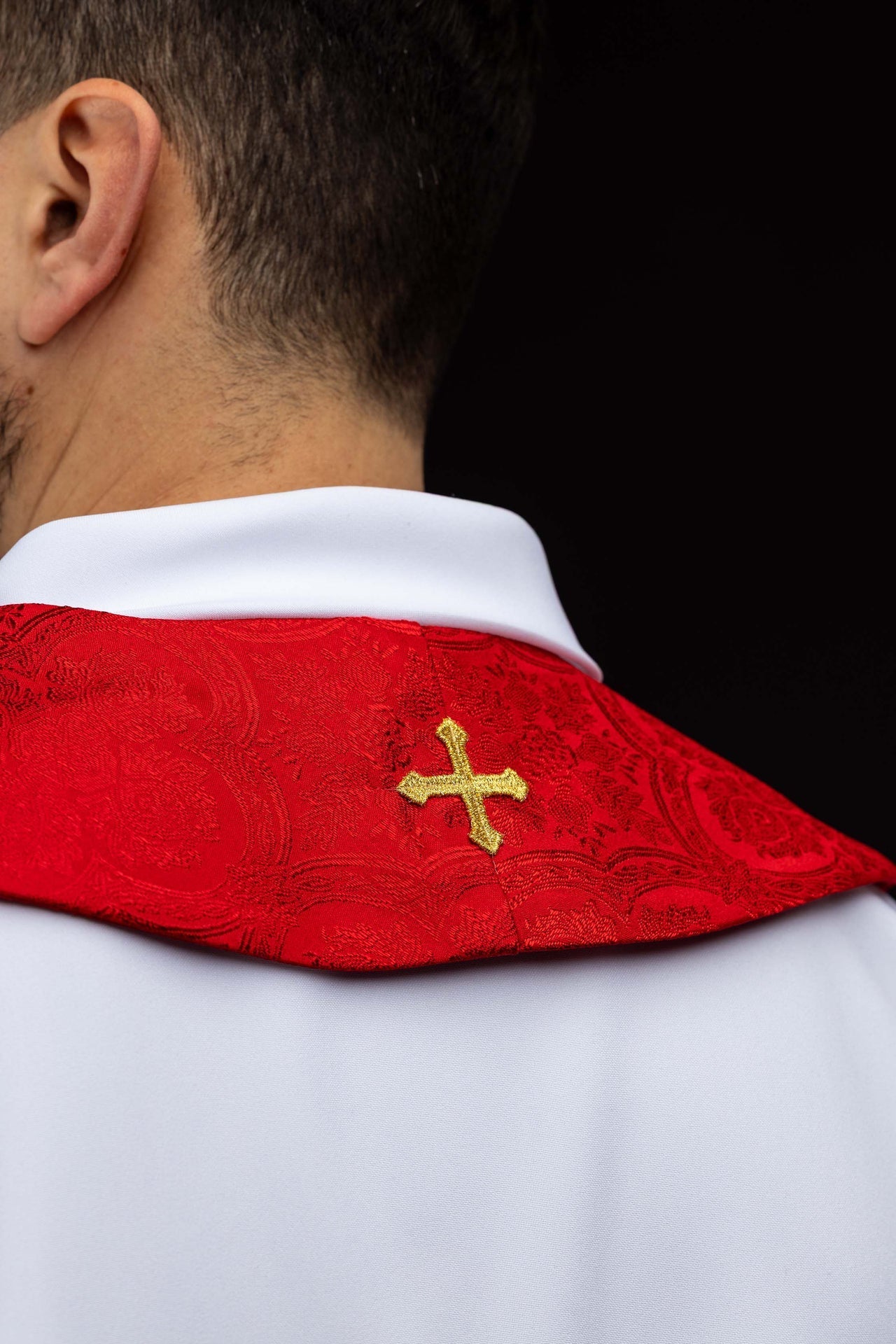 Stuła haftowana z motywem krzyża czerwona z tkaniny żakardowej - alba.pl