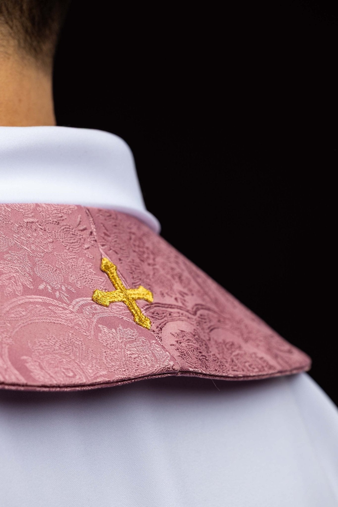 Stuła haftowana z motywem Krzyża różowa tkanina żakardowa