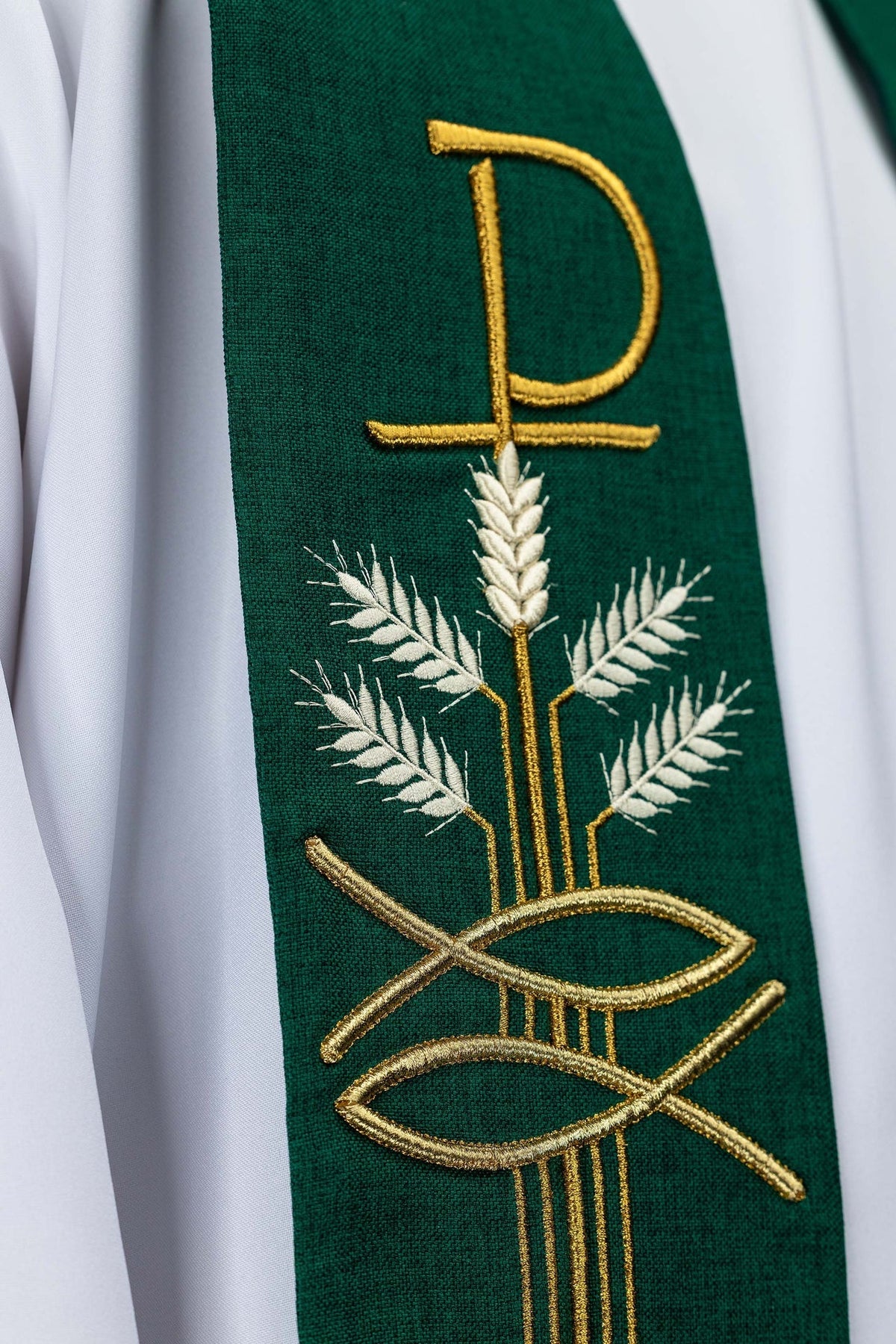 Stuła haftowana z motywem Pax, ryby i kłosa zielona - alba.pl