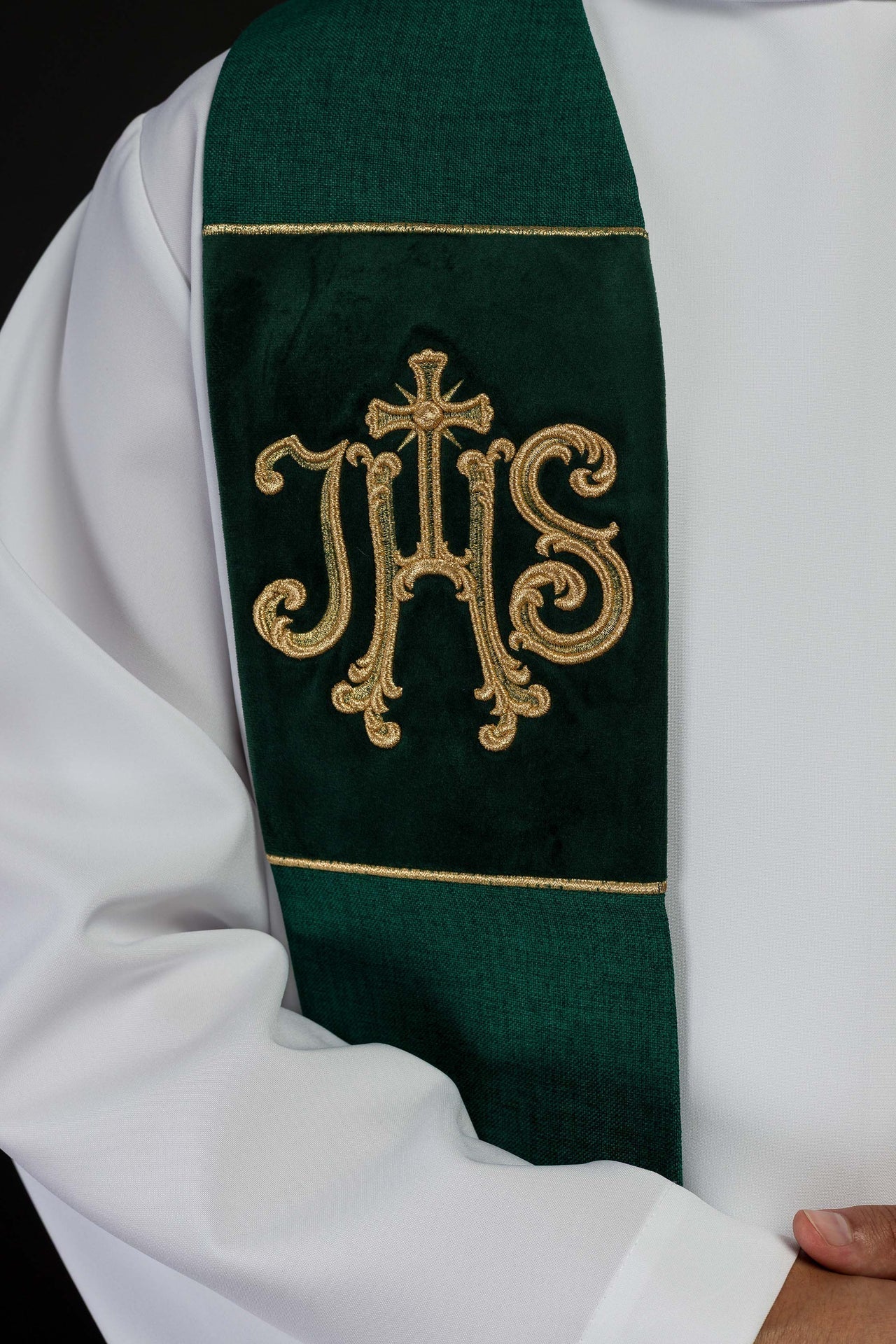 Stuła Liturgiczna Aksamitna Haft IHS Zielona w Pudełku - alba.pl