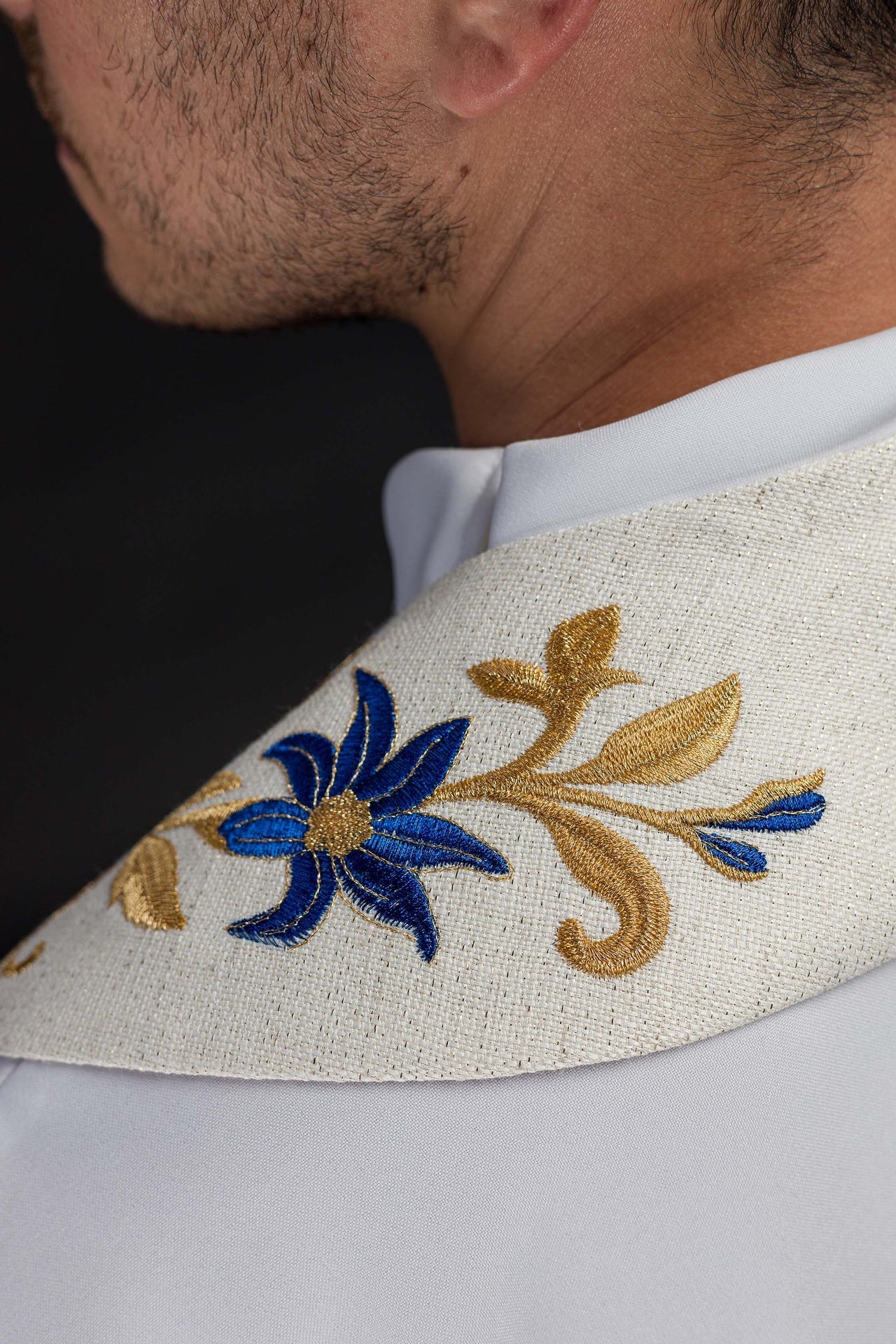 Stuła Maryjna Haftowana Ecru Złoto-Niebieska - Liturgiczna Elegancja - alba.pl