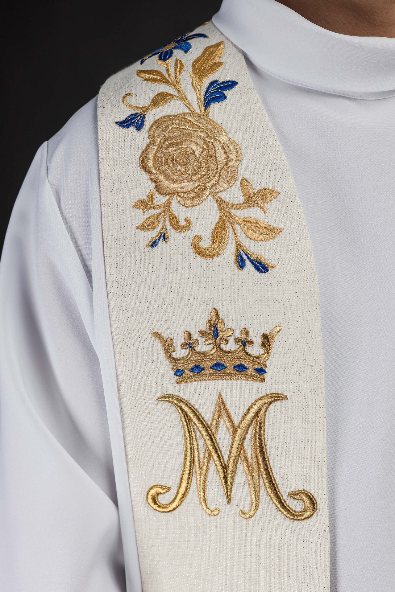 Stuła Maryjna Haftowana Ecru Złoto-Niebieska - Liturgiczna Elegancja - alba.pl