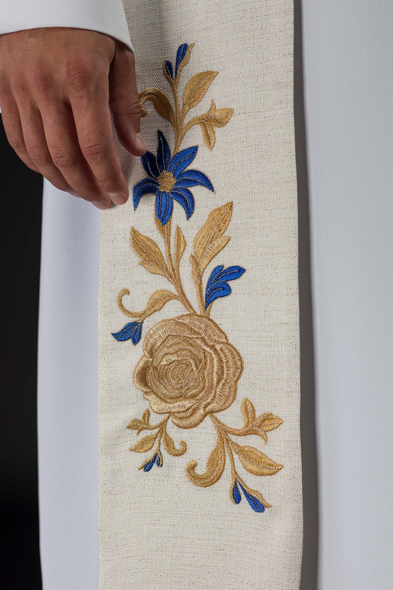 Stuła Maryjna Haftowana Ecru Złoto-Niebieska - Liturgiczna Elegancja - alba.pl