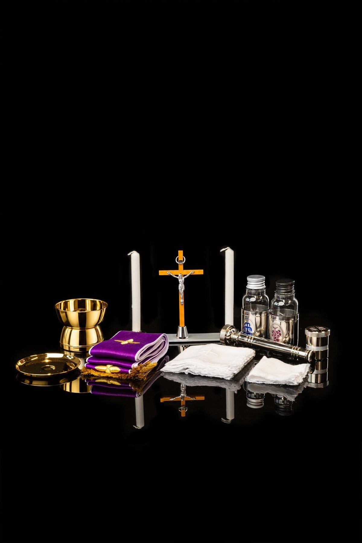 Walizka z wyposażeniem liturgicznym na misje - alba.pl