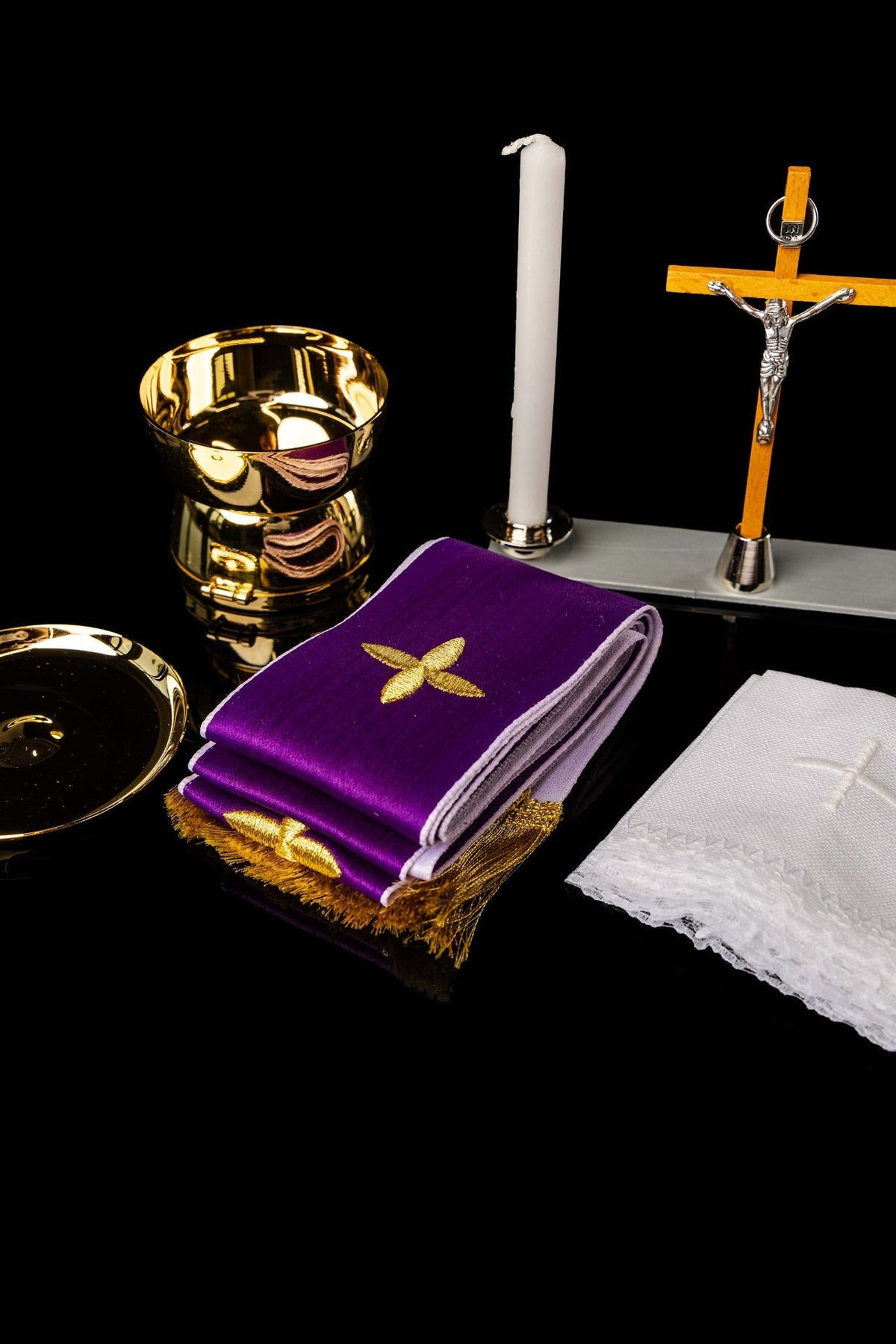 Walizka z wyposażeniem liturgicznym na misje - alba.pl