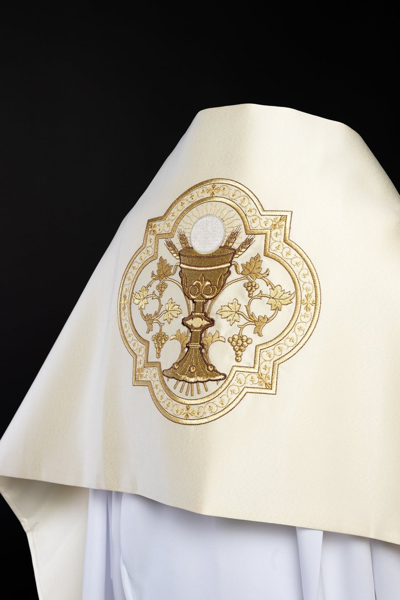 Welon Liturgiczny Ecru z Haftowanym Kielichem - Satyna Nabłyszczana - alba.pl