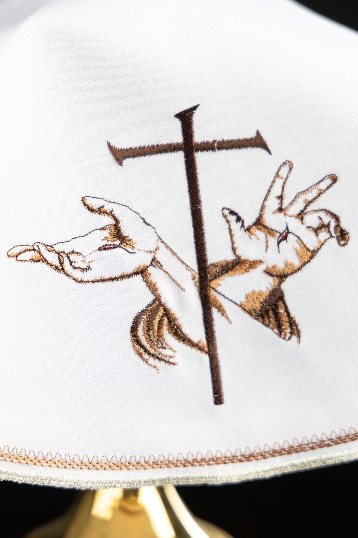 Welon na puszkę z haftem franciszkańskim i wycięciem – 45 cm - alba.pl