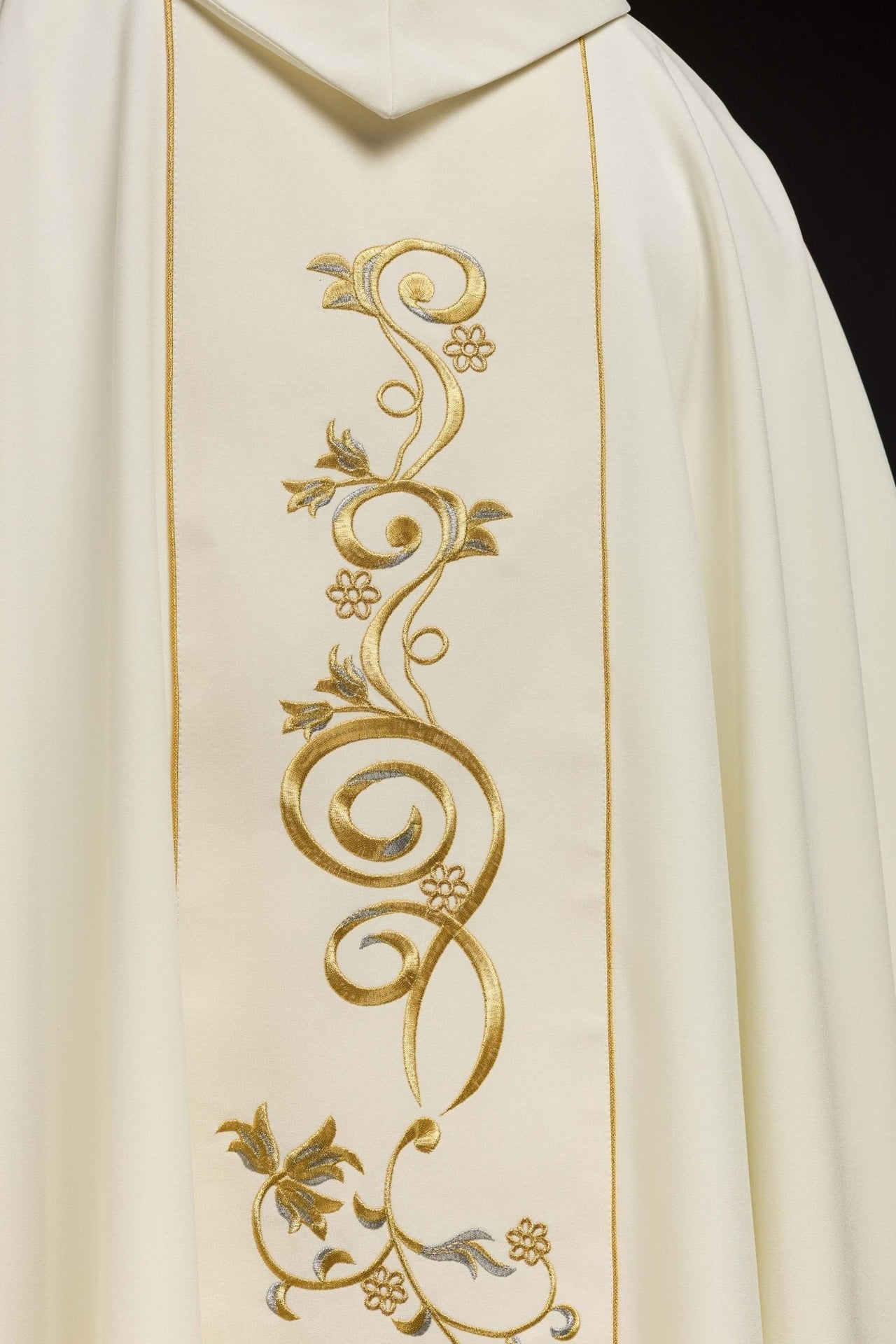 Zdobiony Ornat Ecru IHS Złoty Haft - Elegancja Liturgii - alba.pl