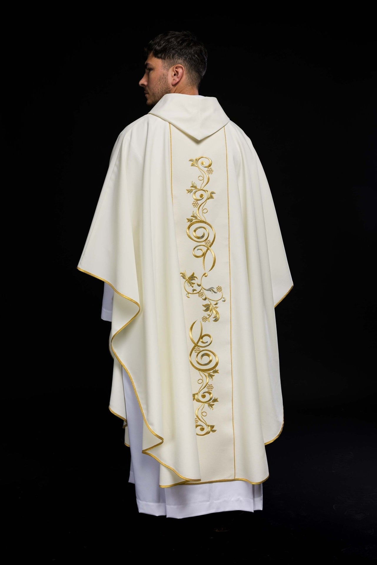 Zdobiony Ornat Ecru IHS Złoty Haft - Elegancja Liturgii - alba.pl