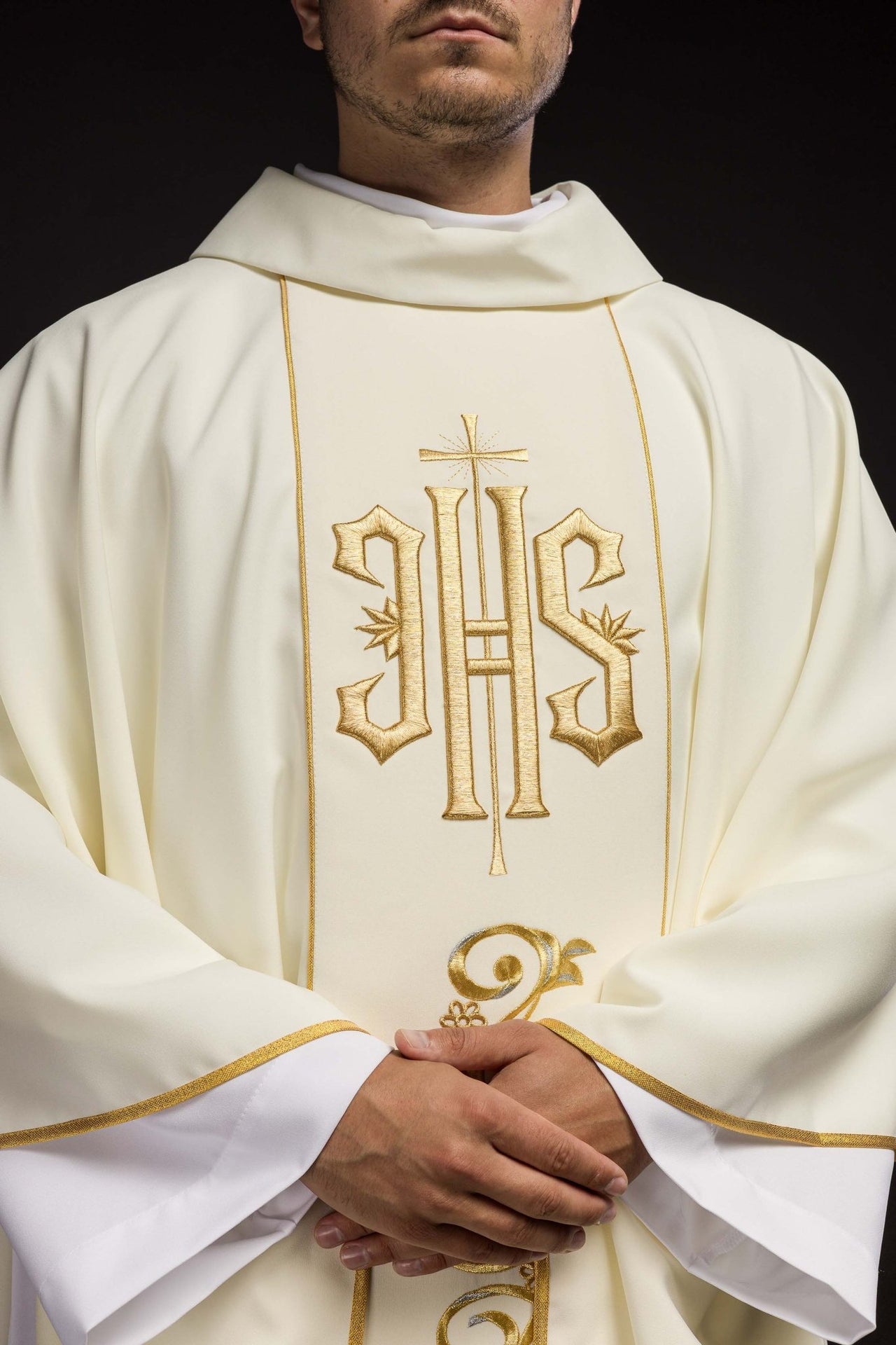 Zdobiony Ornat Ecru IHS Złoty Haft - Elegancja Liturgii - alba.pl