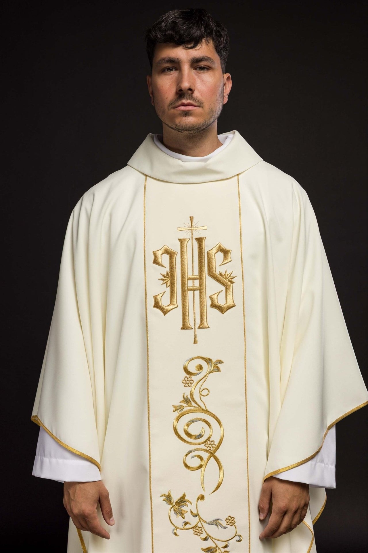 Zdobiony Ornat Ecru IHS Złoty Haft - Elegancja Liturgii - alba.pl