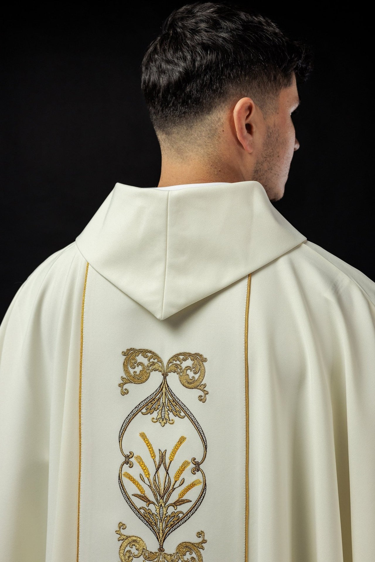 Zdobiony Ornat Liturgiczny IHS Ecru z Haftem Kielicha - alba.pl