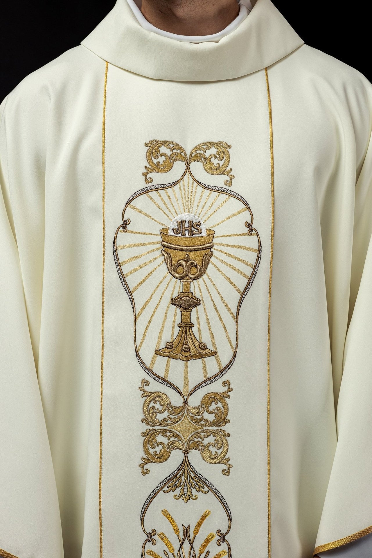 Zdobiony Ornat Liturgiczny IHS Ecru z Haftem Kielicha - alba.pl