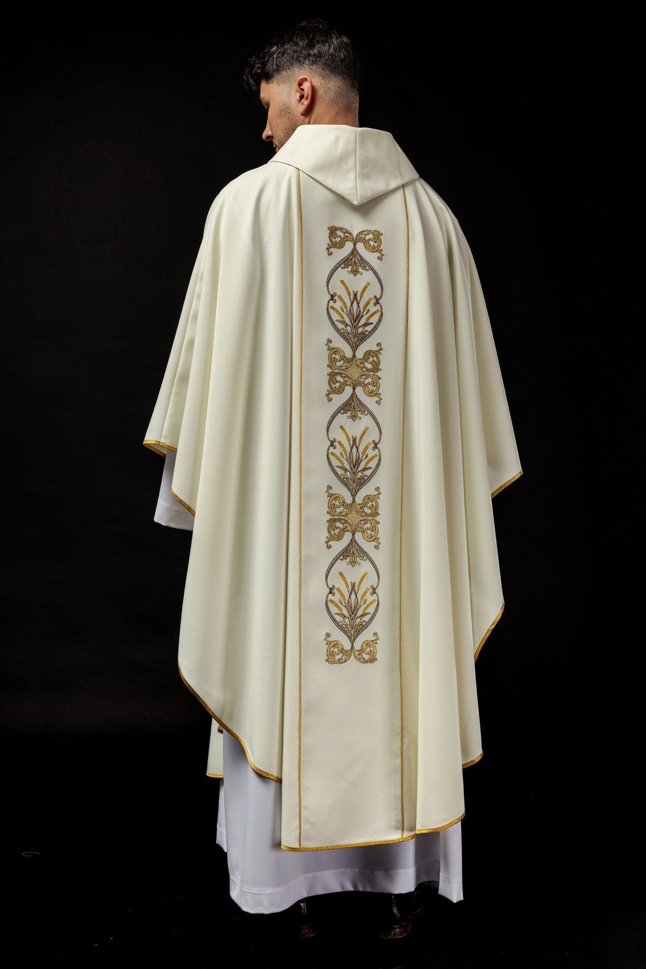 Zdobiony Ornat Liturgiczny IHS Ecru z Haftem Kielicha - alba.pl