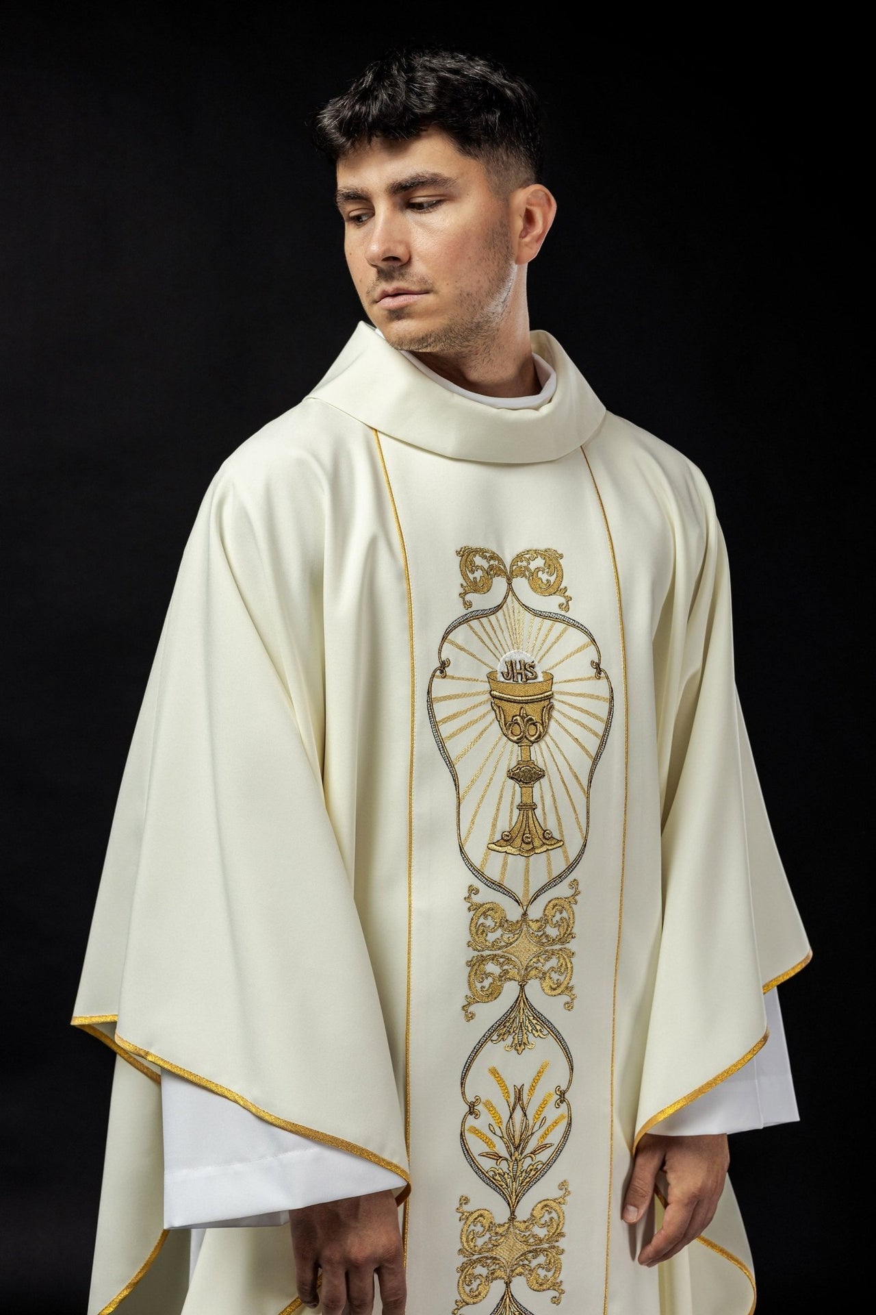 Zdobiony Ornat Liturgiczny IHS Ecru z Haftem Kielicha - alba.pl