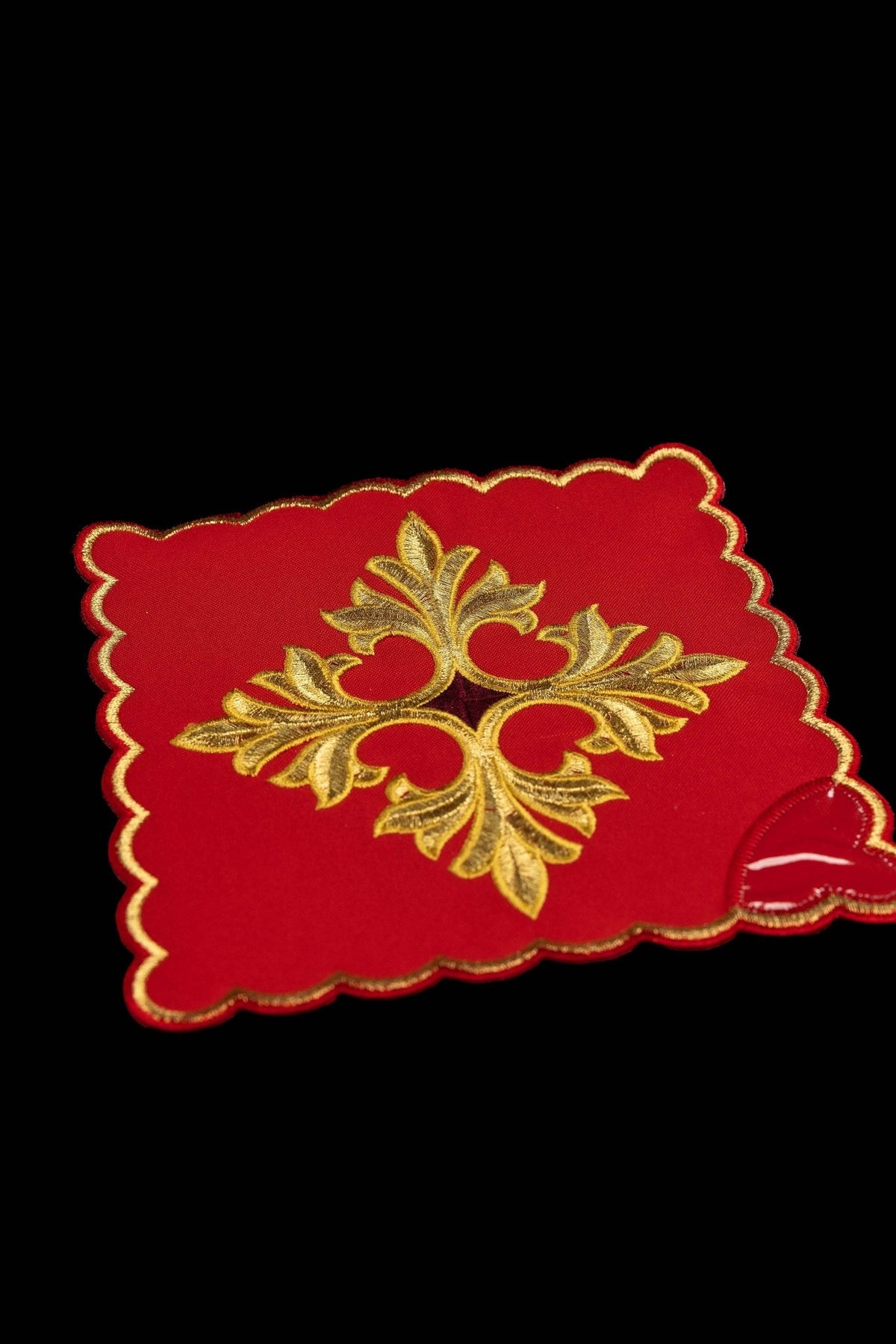 Czerwona pala liturgiczna ze złotym haftem i ozdobnym brzegiem