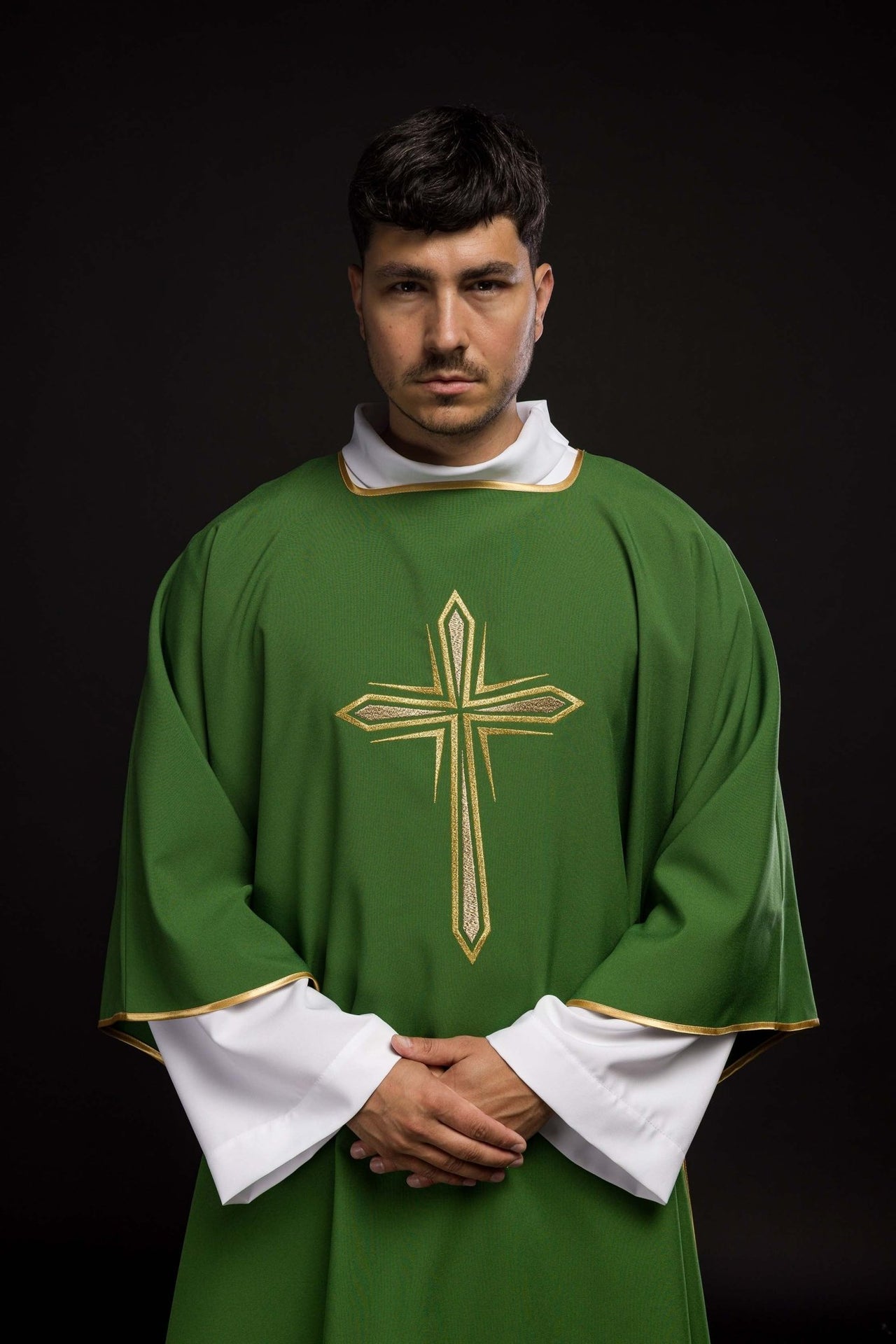 Zielona Dalmatyka Liturgiczna z Haftowanym Złotym Krzyżem - alba.pl