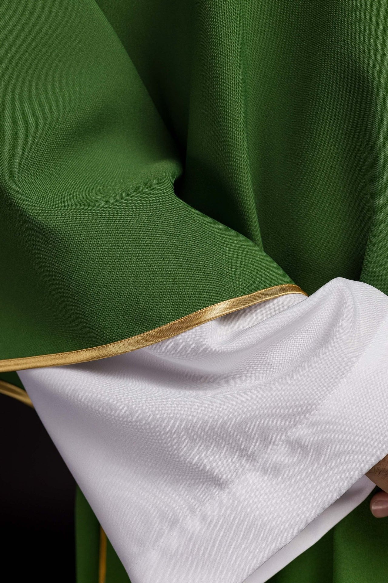 Zielona Dalmatyka Liturgiczna z Haftowanym Złotym Krzyżem - alba.pl