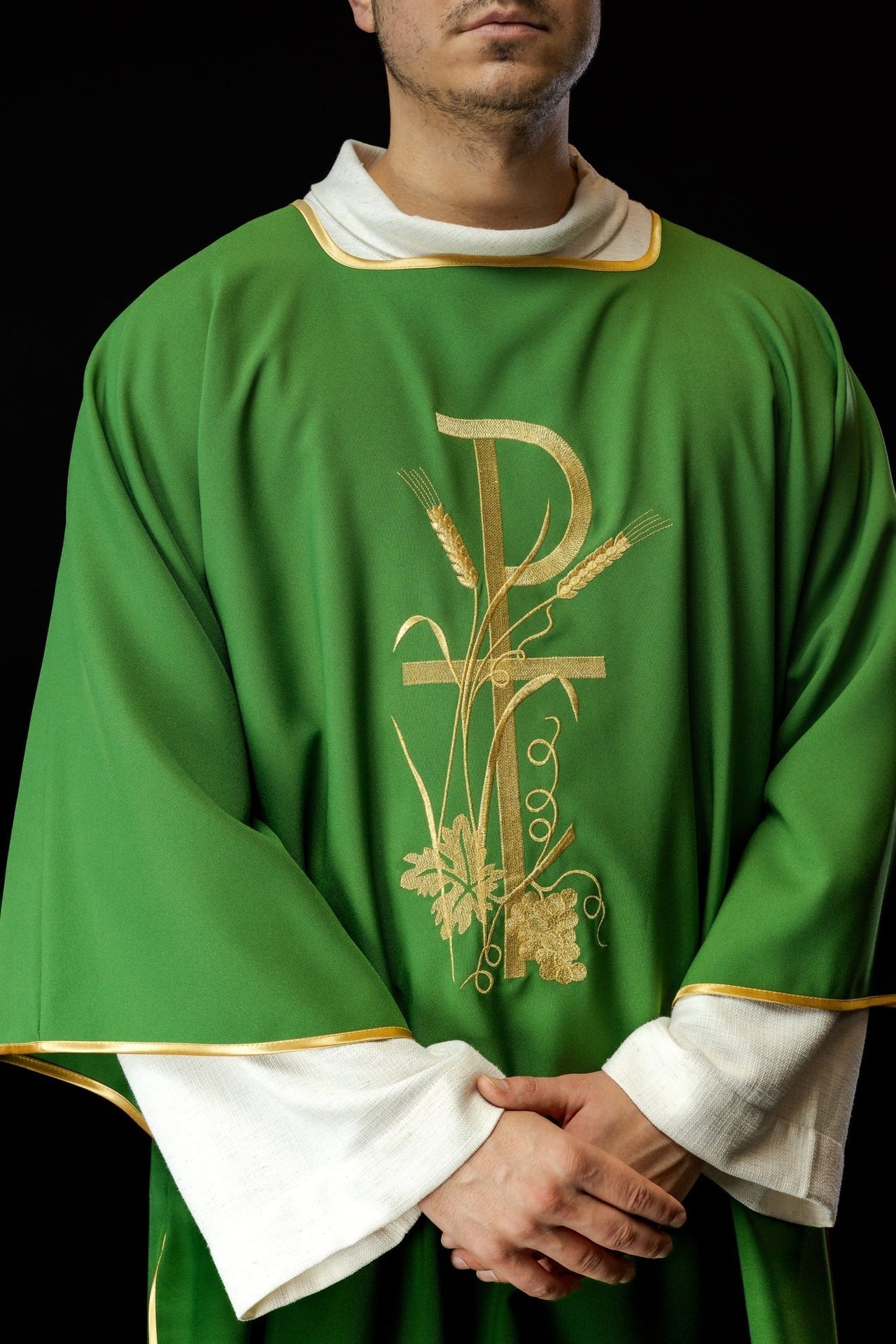 Zielona Dalmatyka Liturgiczna ze Złotym Haftem Krzyża Pax - alba.pl