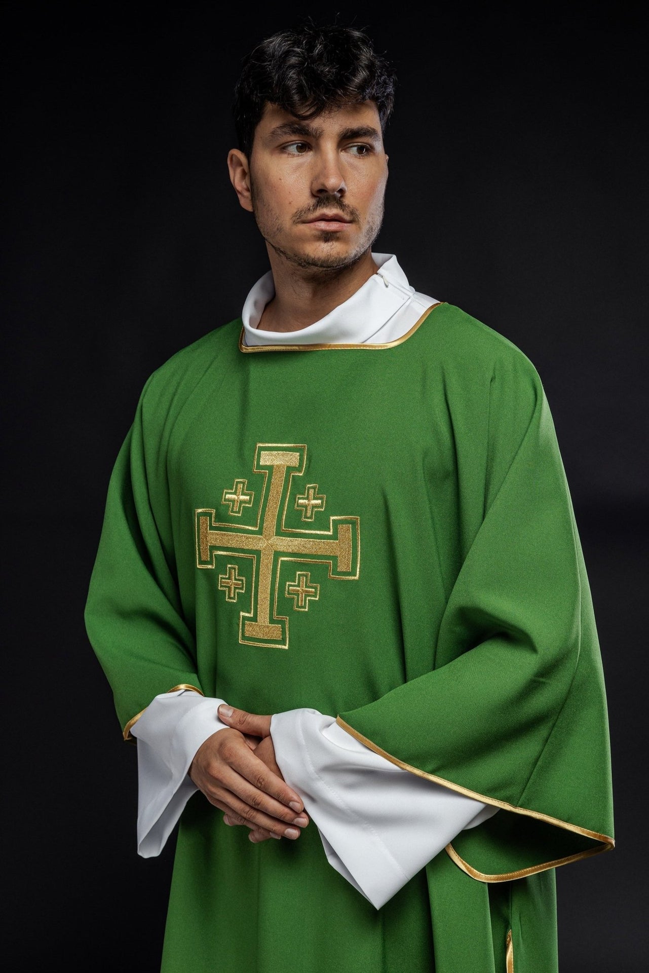 Zielona Dalmatyka Liturgiczna ze Złotym Haftem Krzyży - alba.pl