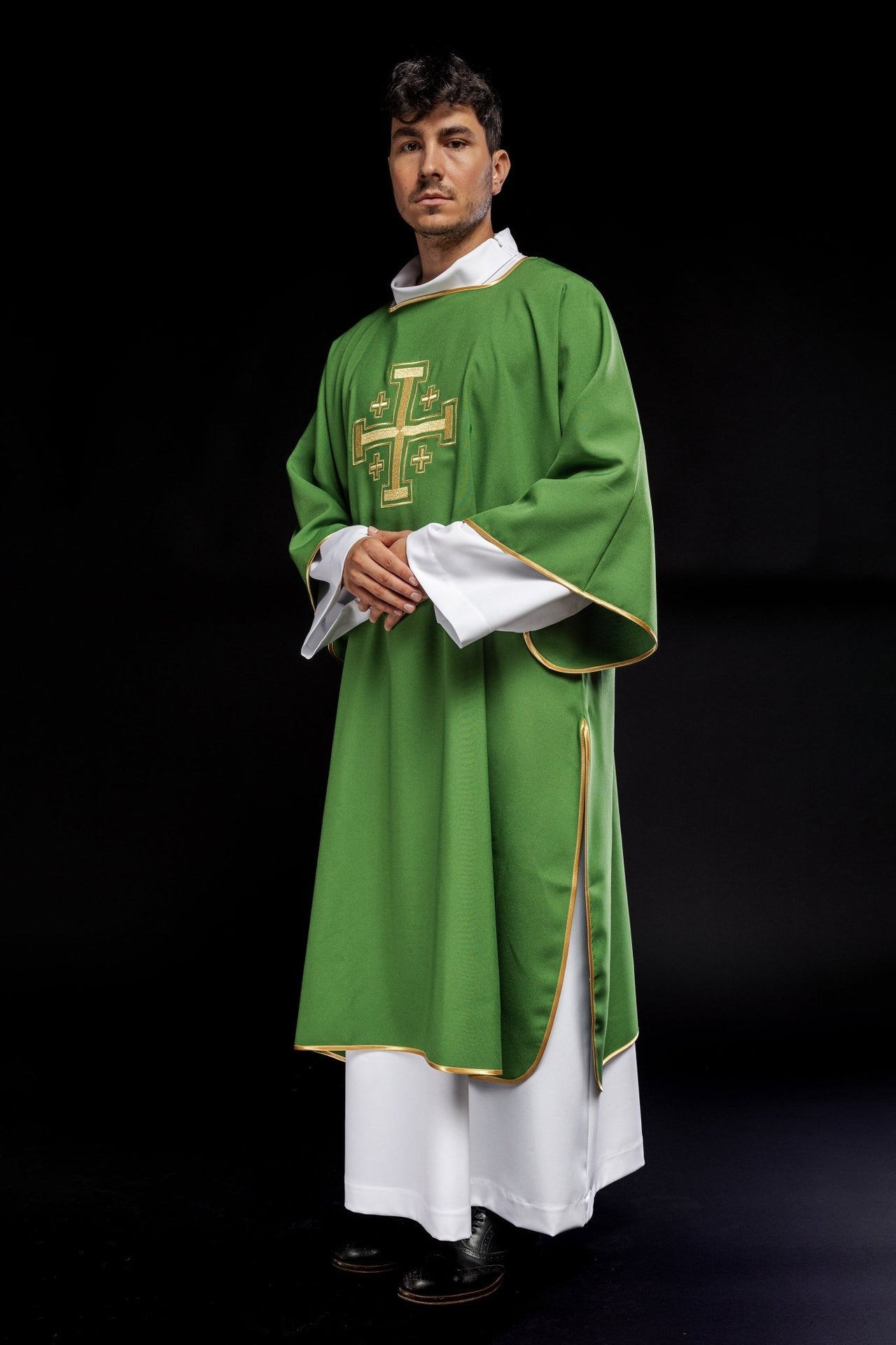 Zielona Dalmatyka Liturgiczna ze Złotym Haftem Krzyży - alba.pl