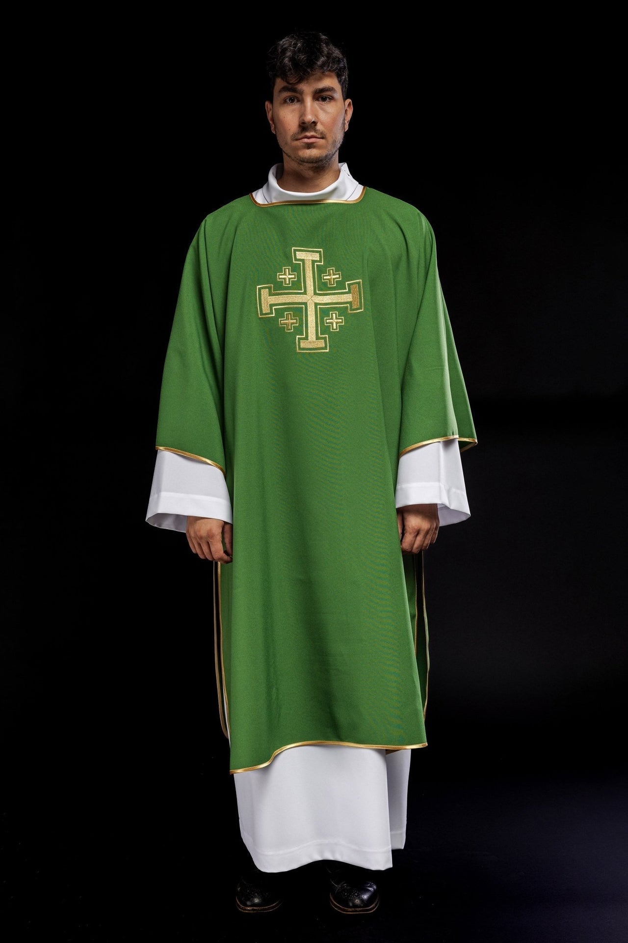 Zielona Dalmatyka Liturgiczna ze Złotym Haftem Krzyży - alba.pl
