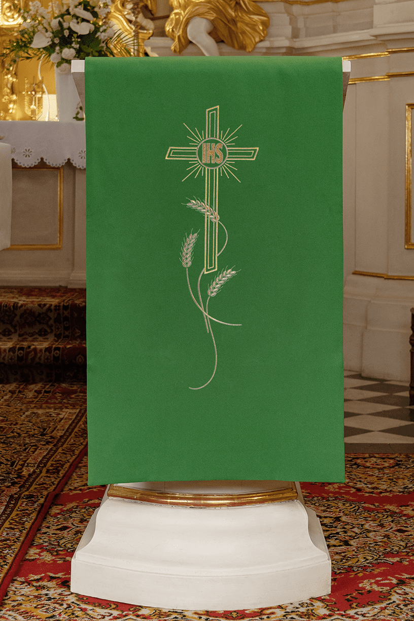 Zielona Serweta na Lektorium z Haftem Krzyża i IHS - Liturgiczny Wzór - alba.pl