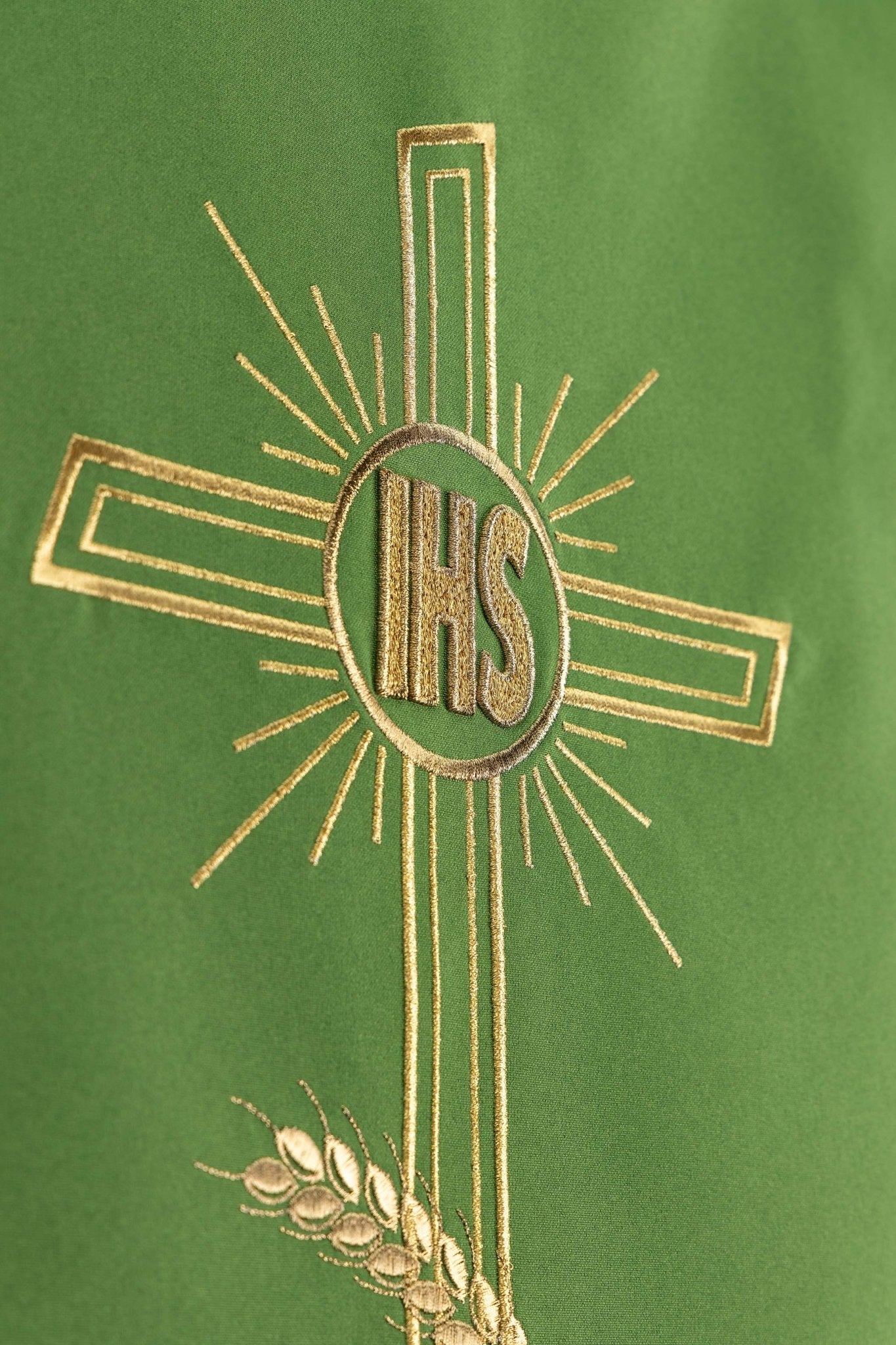 Zielona Serweta na Lektorium z Haftem Krzyża i IHS - Liturgiczny Wzór - alba.pl