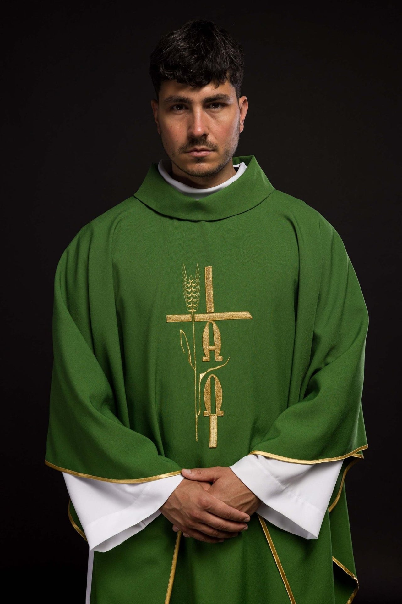 Zielony Ornat Liturgiczny z Haftem Alfa Omega i Złotą Lamówką - alba.pl