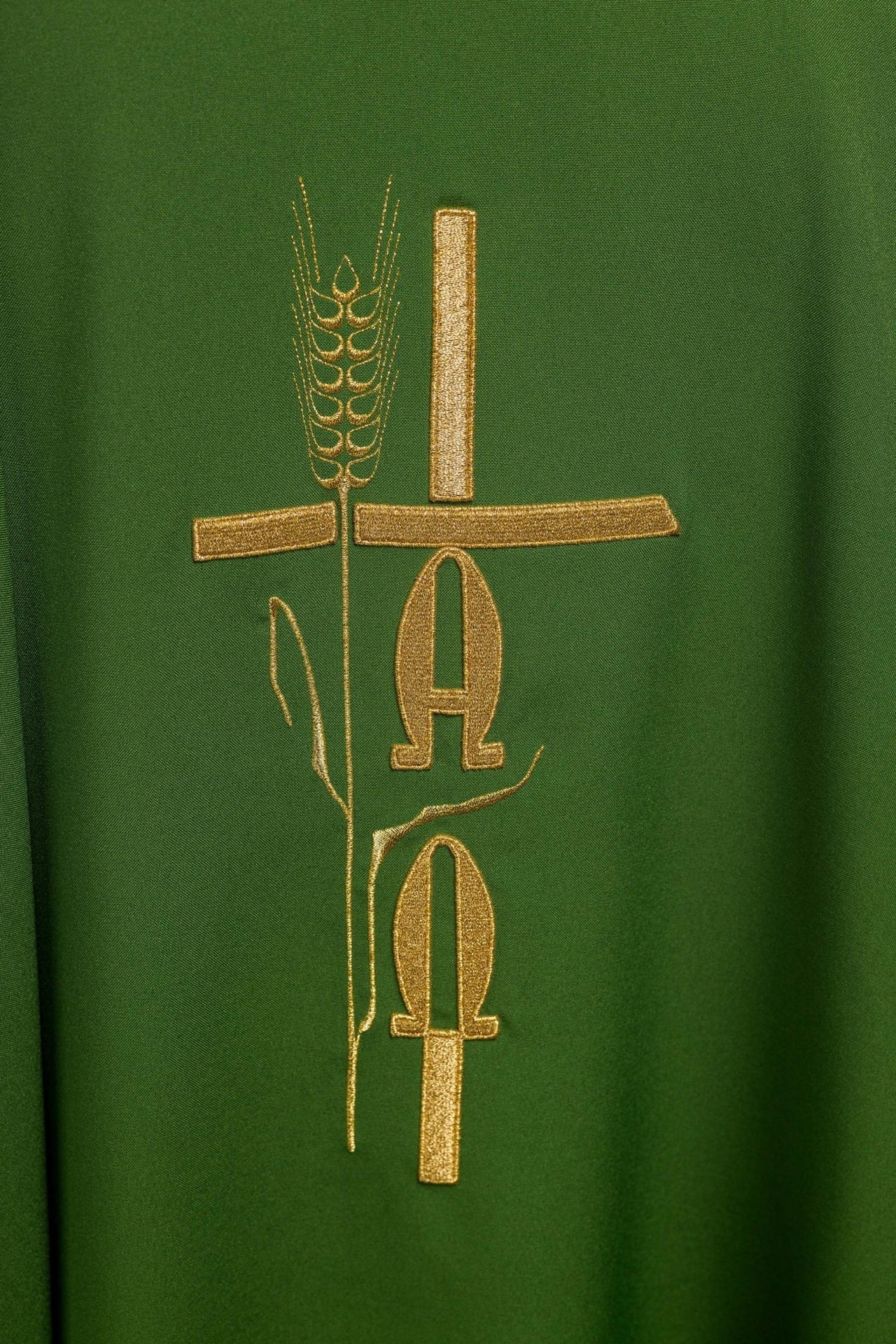 Zielony Ornat Liturgiczny z Haftem Alfa Omega i Złotą Lamówką - alba.pl