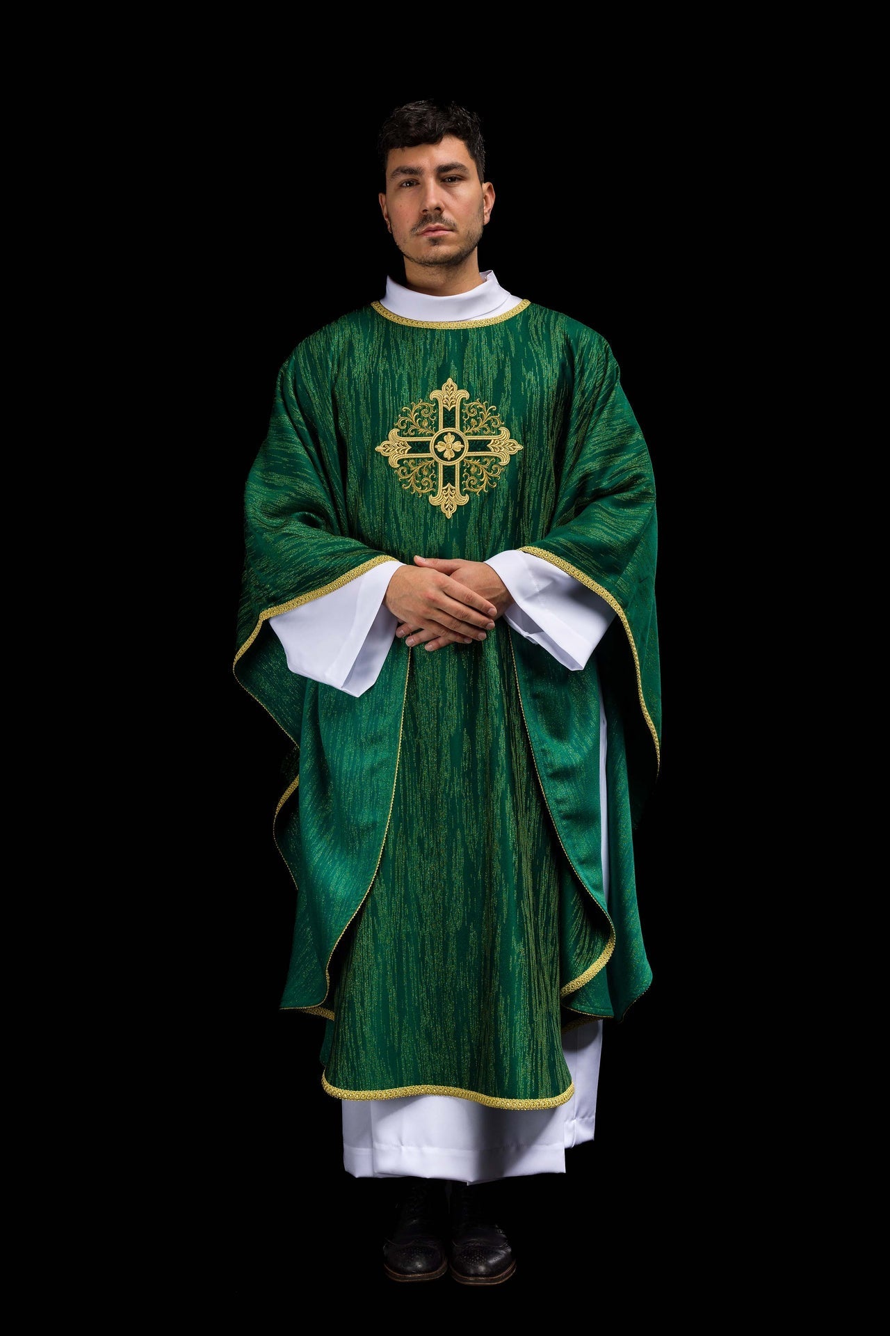 Zielony Ornat Liturgiczny z Haftem Krzyża na Ozdobnej Tkaninie - alba.pl