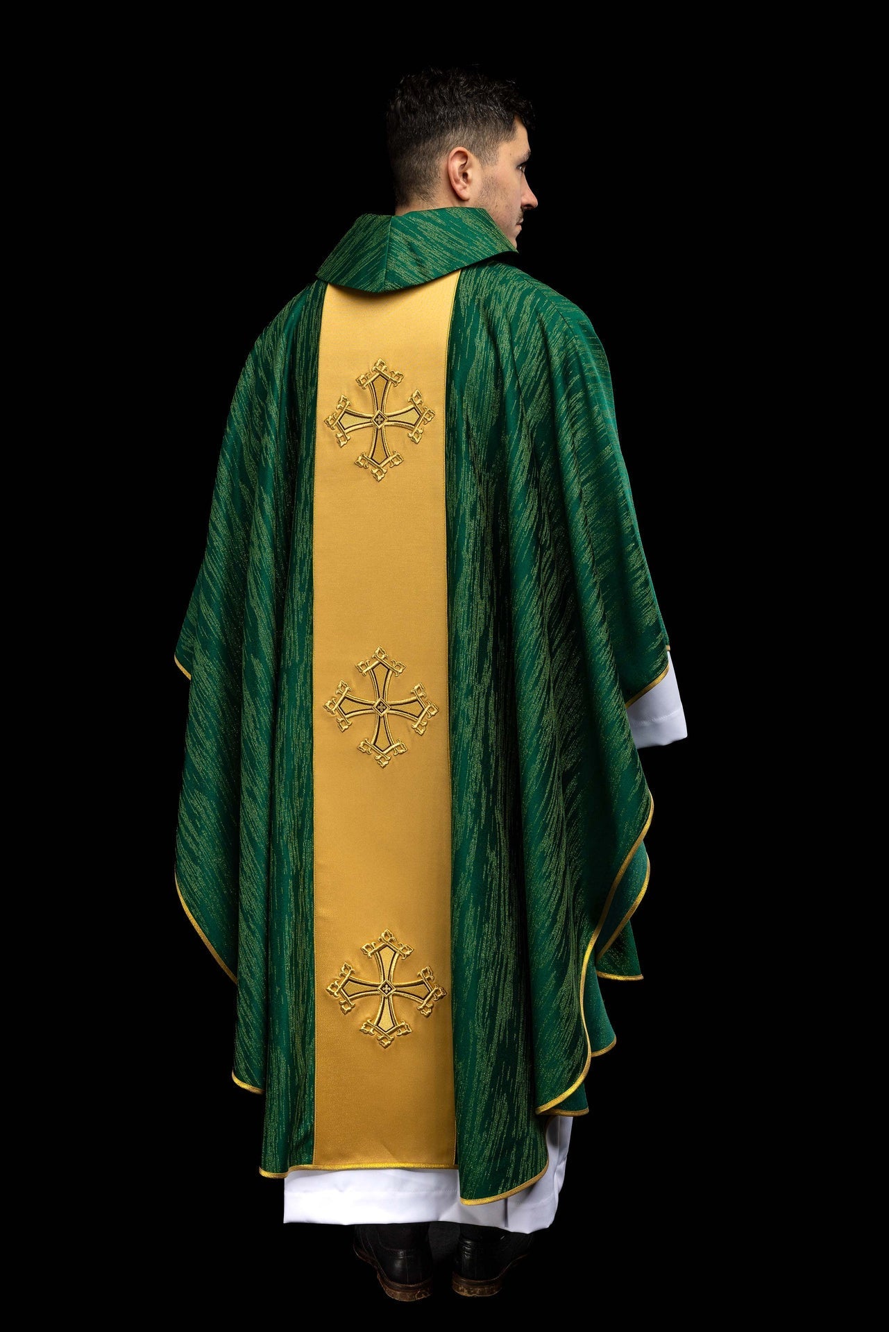 Zielony ornat liturgiczny z haftowanym motywem krzyża na ozdobnej tkaninie - alba.pl