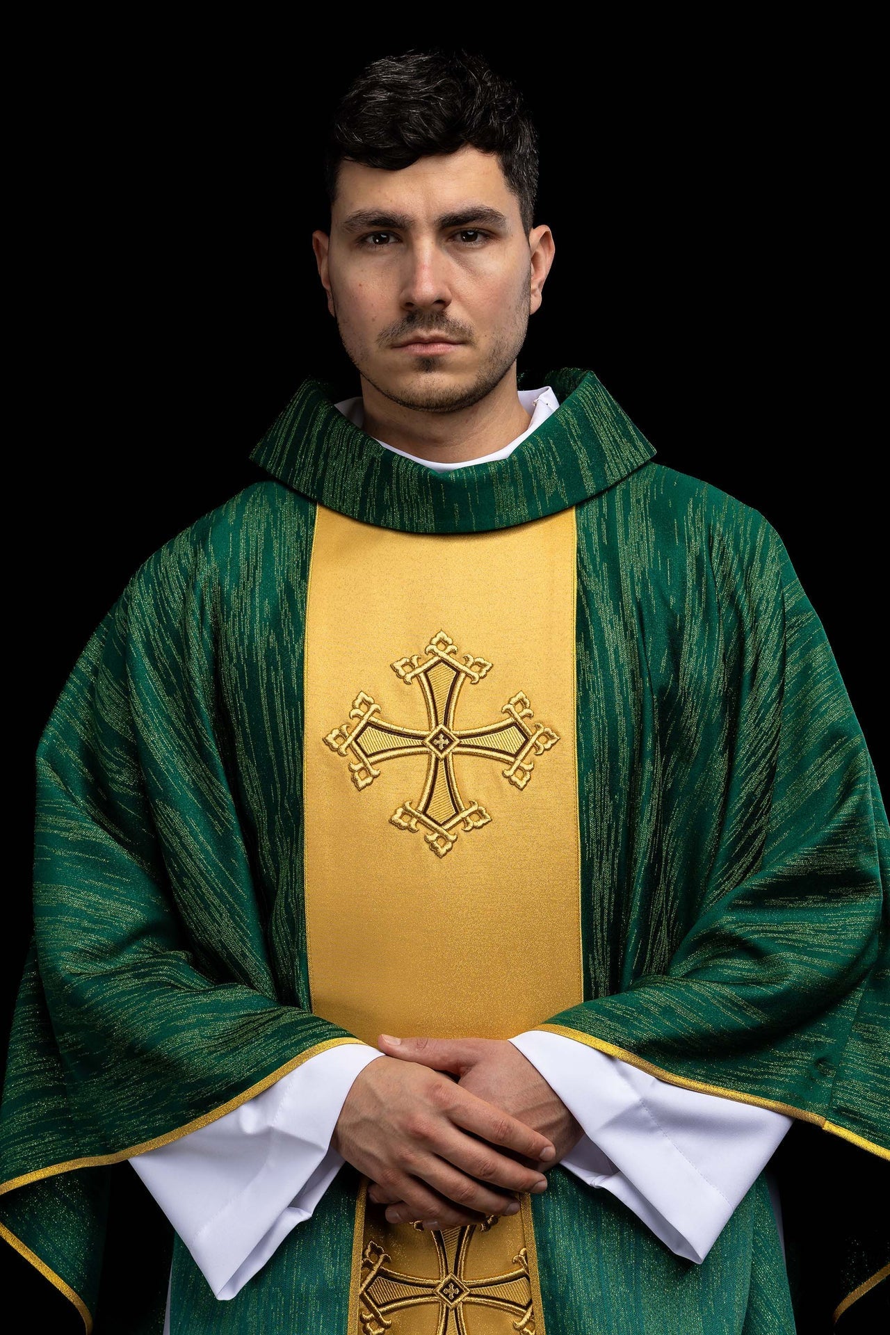 Zielony ornat liturgiczny z haftowanym motywem krzyża na ozdobnej tkaninie - alba.pl