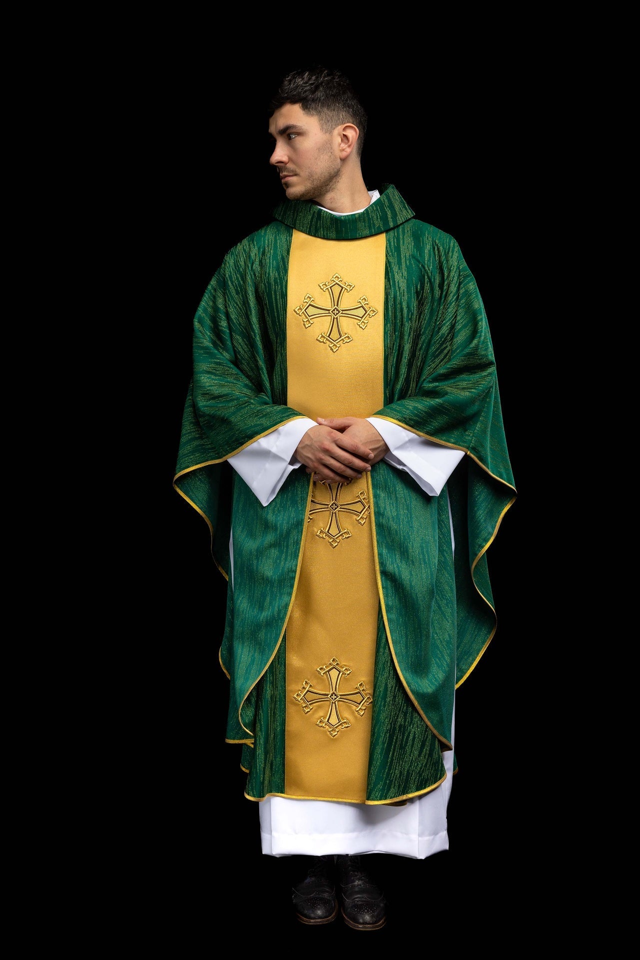 Zielony ornat liturgiczny z haftowanym motywem krzyża na ozdobnej tkaninie - alba.pl