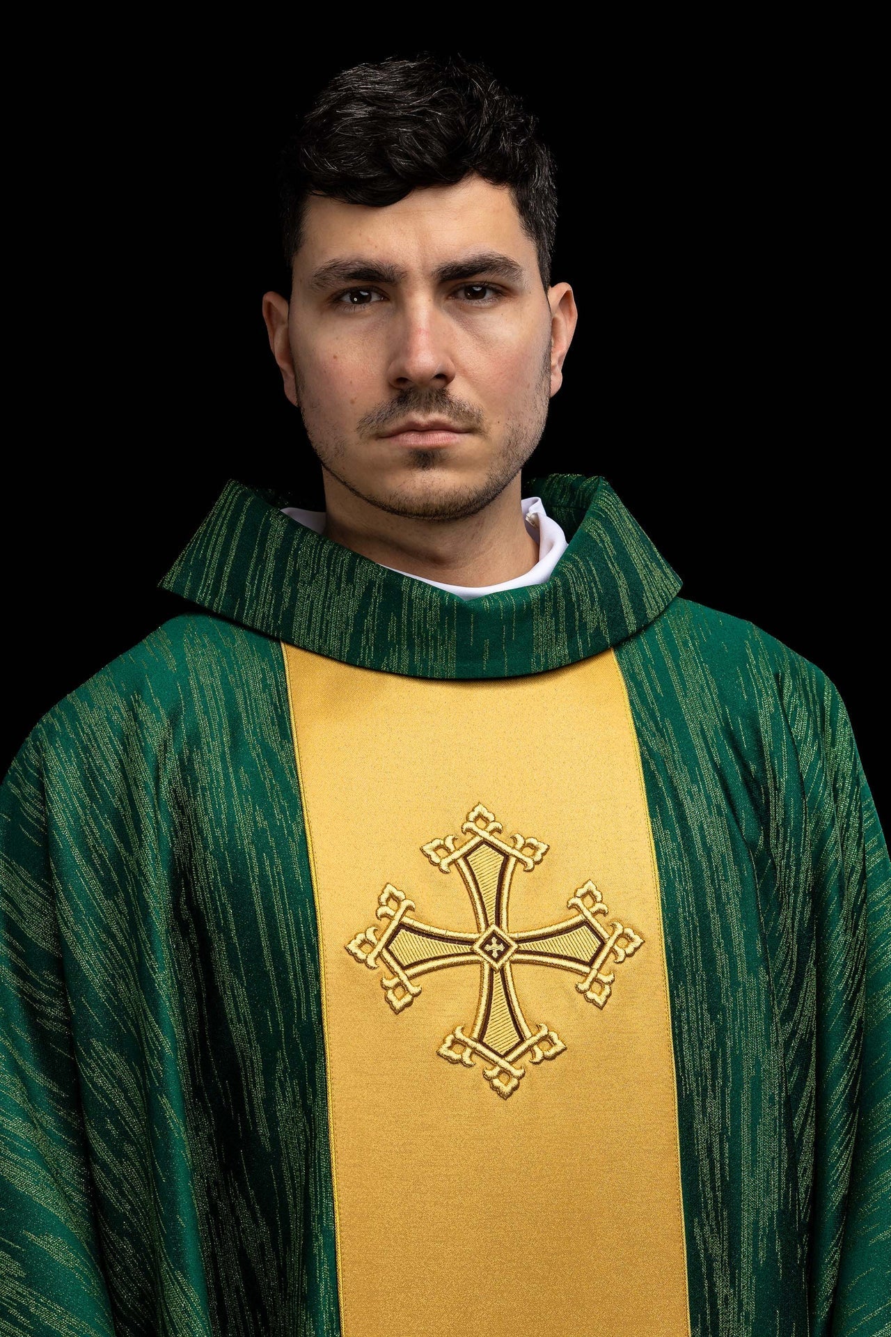 Zielony ornat liturgiczny z haftowanym motywem krzyża na ozdobnej tkaninie - alba.pl