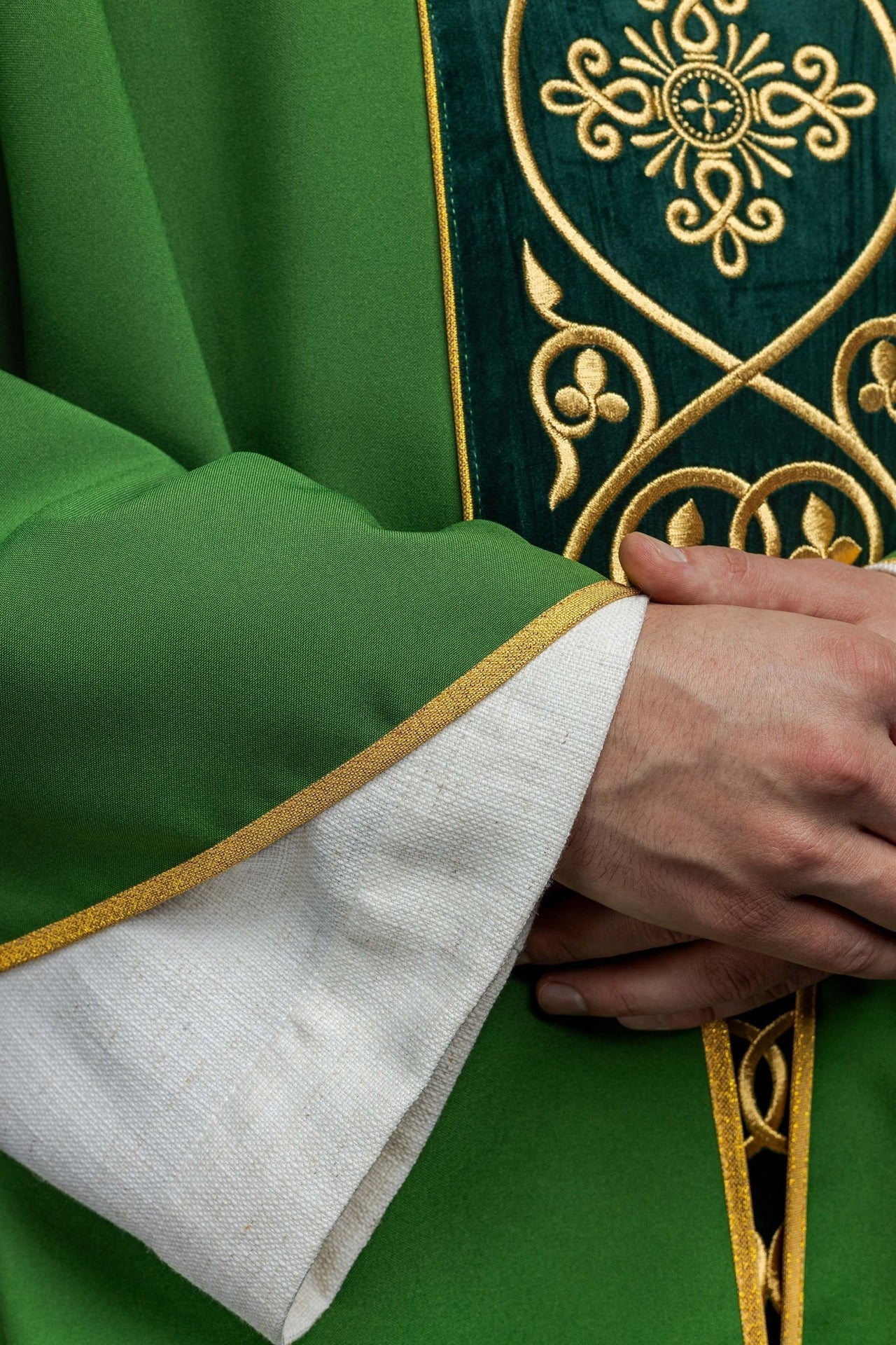 Zielony Ornat Liturgiczny z Haftowanym Pasem Aksamitnym - alba.pl