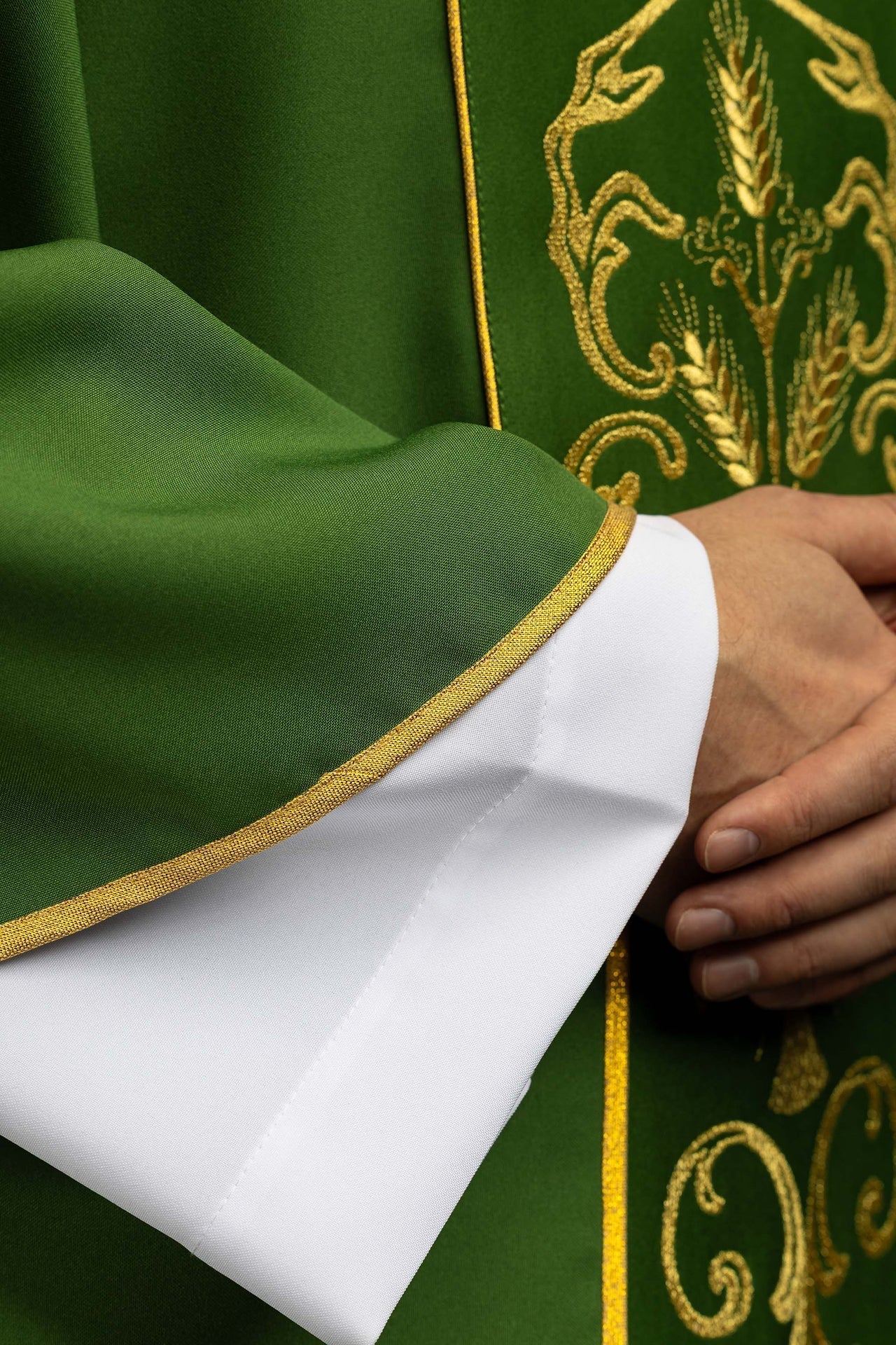 Zielony ornat liturgiczny z haftowanym pasem eucharystycznym - alba.pl