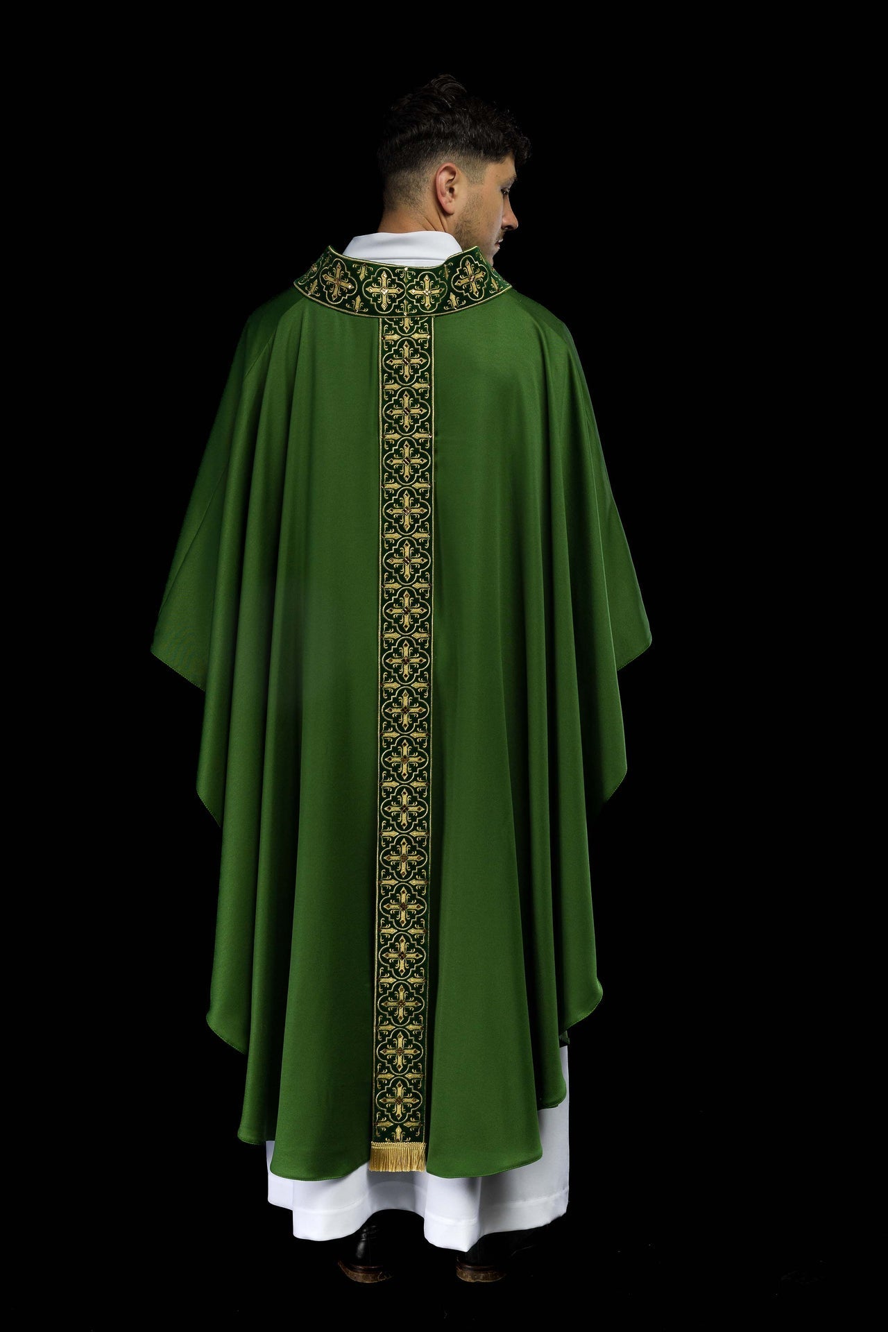 Zielony Ornat Liturgiczny Zdobiony Kamieniami i Haftem Krzyża - alba.pl