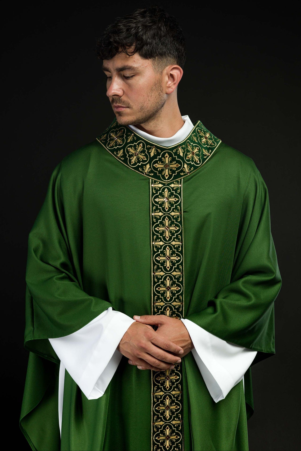Zielony Ornat Liturgiczny Zdobiony Kamieniami i Haftem Krzyża - alba.pl