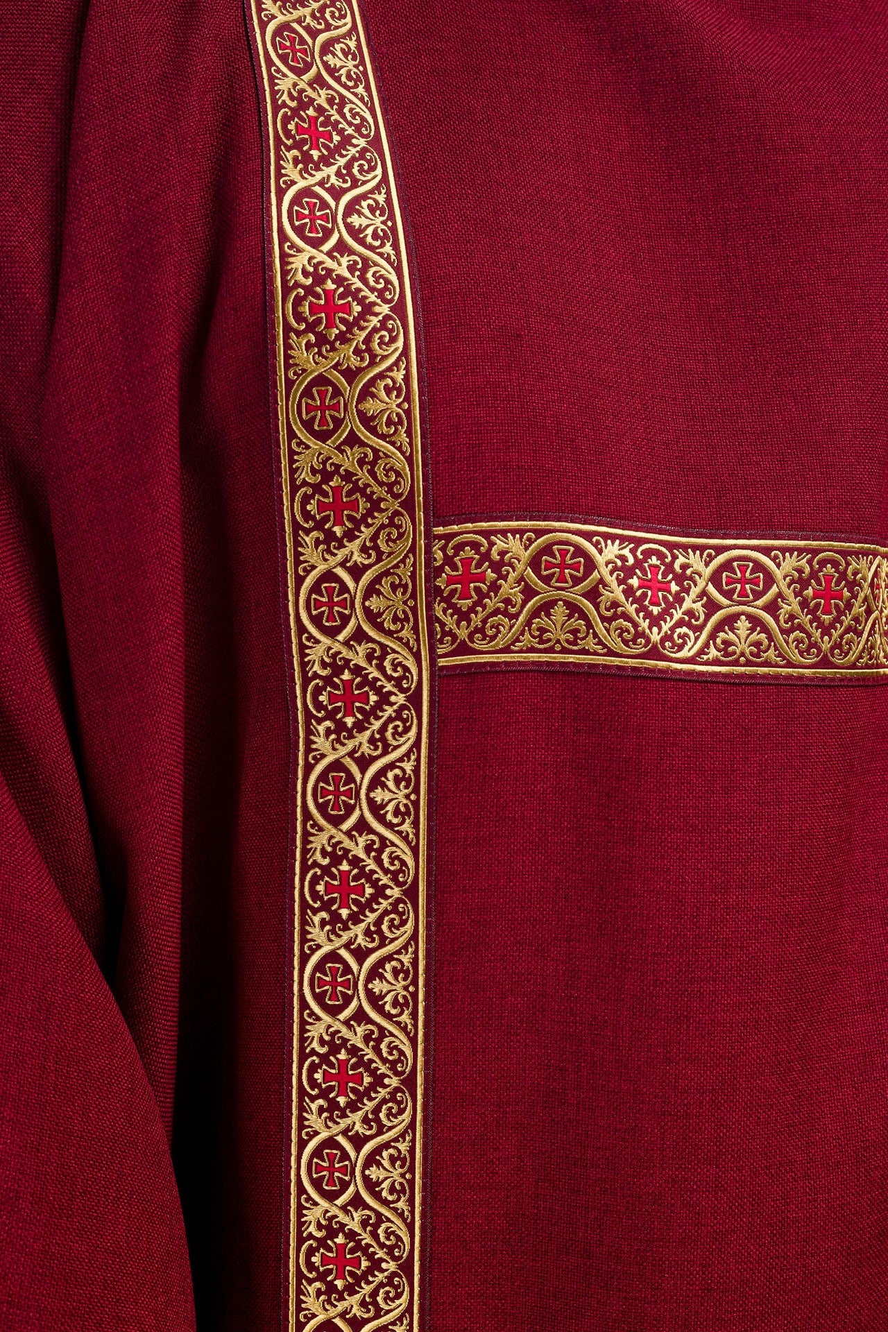 Dalmatyka czerwona ozdobiona złotymi tasiemkami żakardowymi - ORNATY.PL