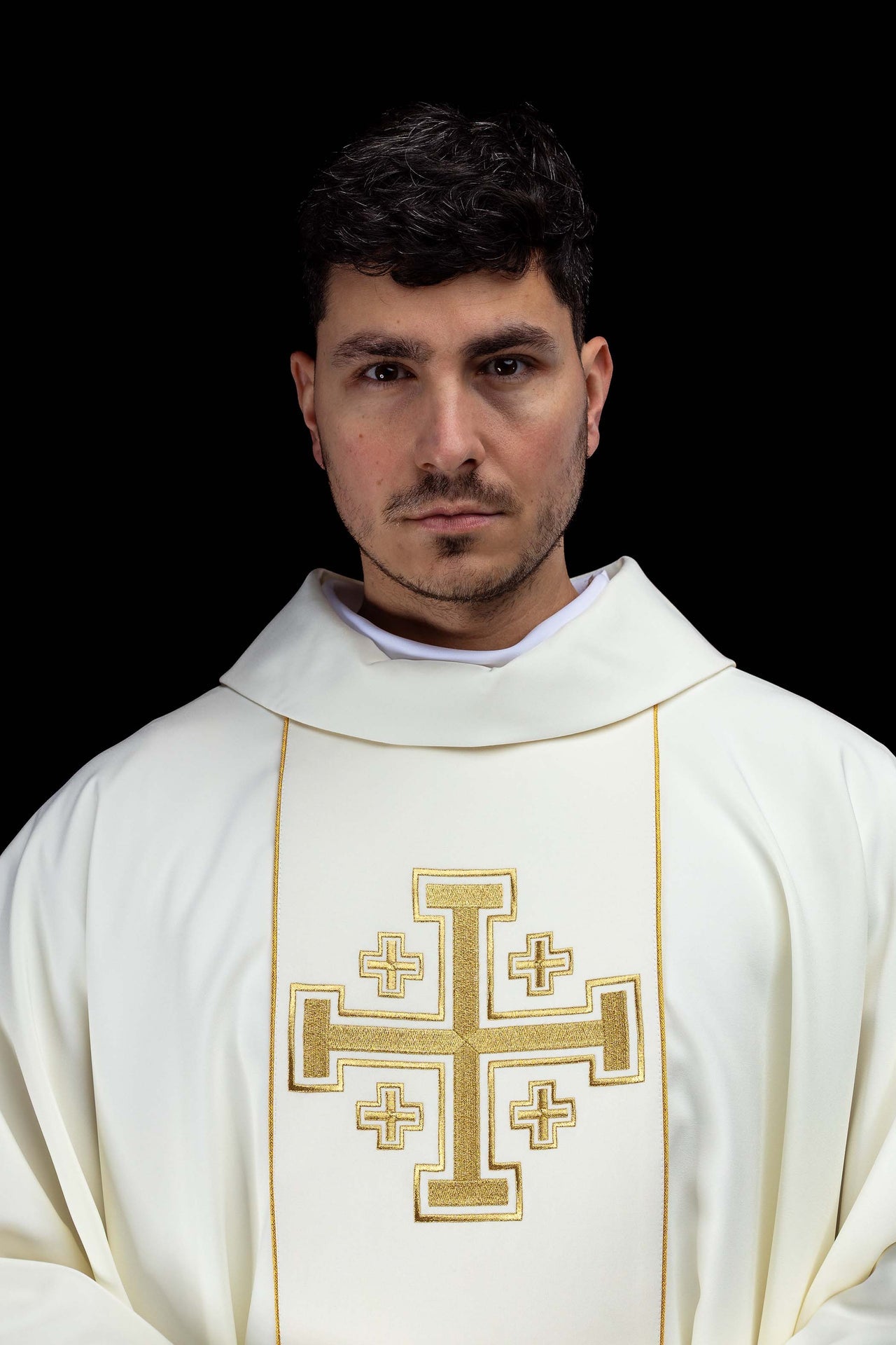 Ornat haftowany ecru z pasem krzyże jerozolimskie - ORNATY.PL