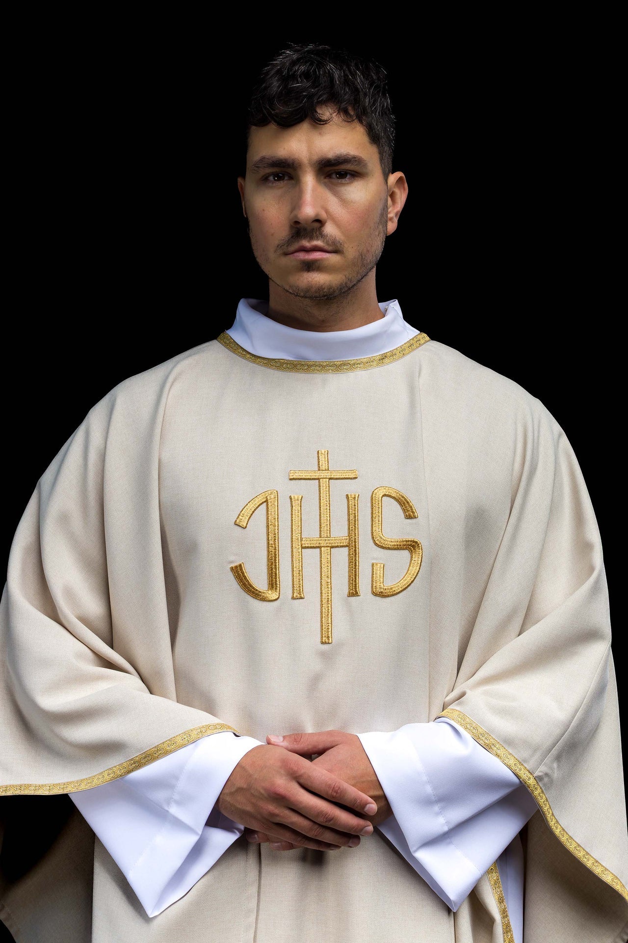 Ecru ornat liturgiczny z złotym haftem IHS - ORNATY.PL