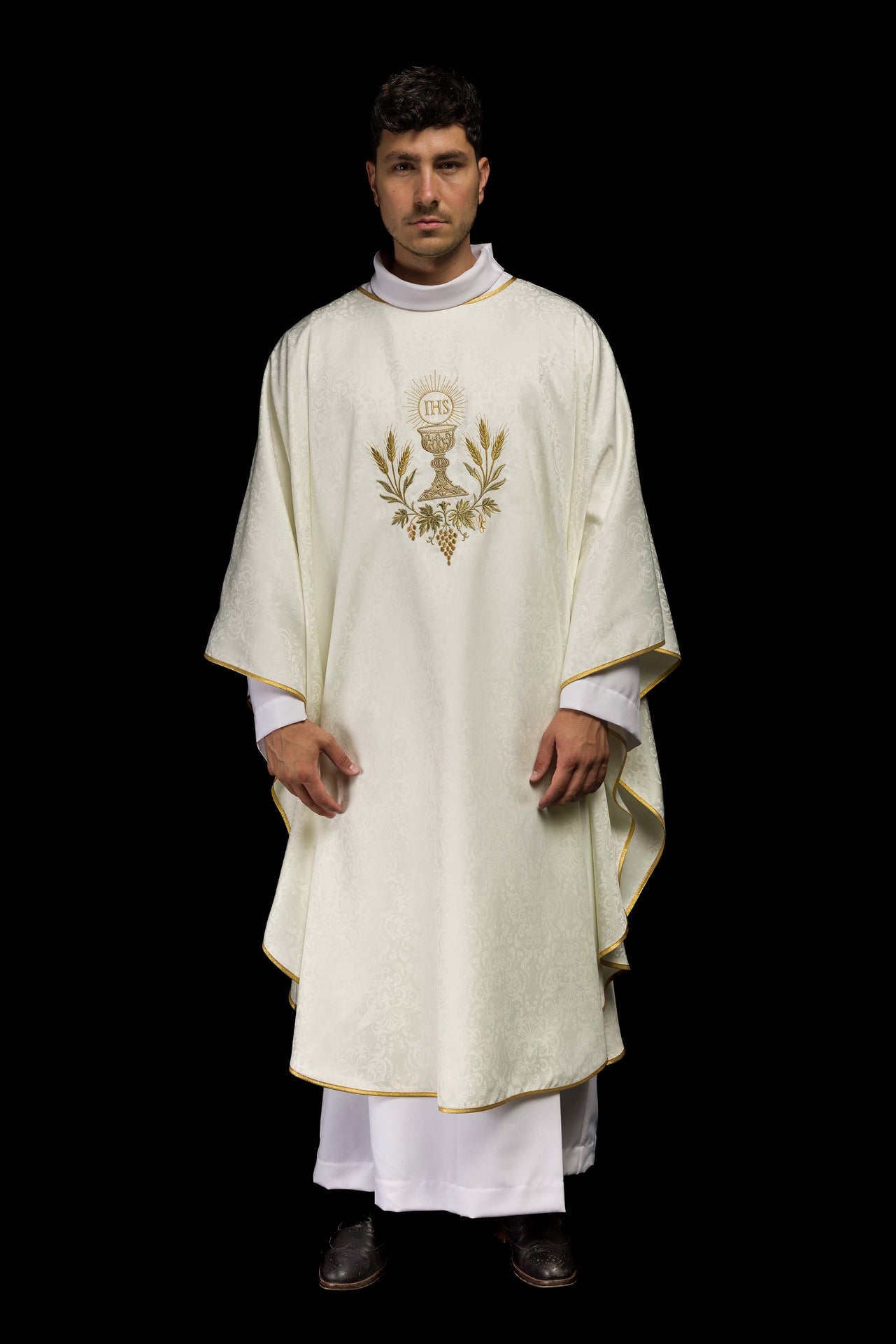 Ornat liturgiczny ecru z haftem kielicha i hostii na tkaninie żakardowej - ORNATY.PL